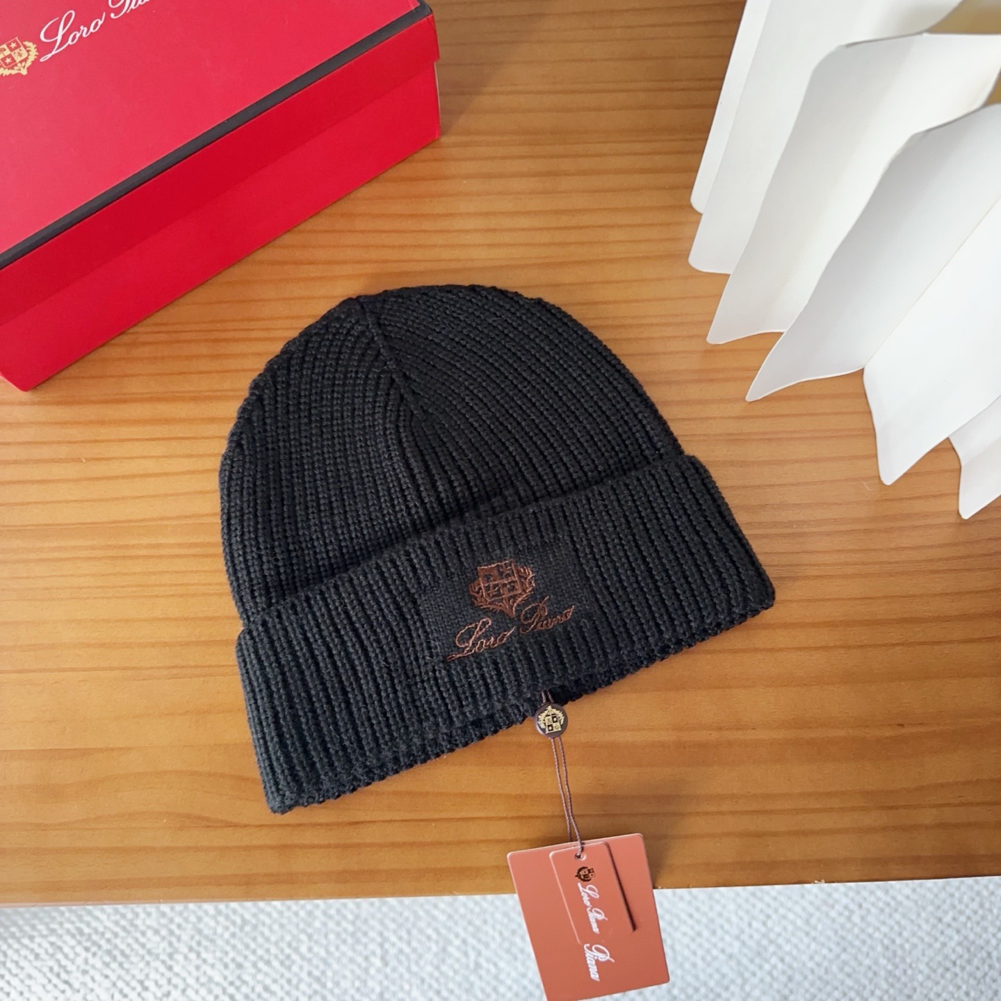 LP秋冬款翻边羊毛针织毛线帽这款必定是极简主义的最爱干净，利索，时尚百搭，绝对不挑脸型！属于时尚经典的万