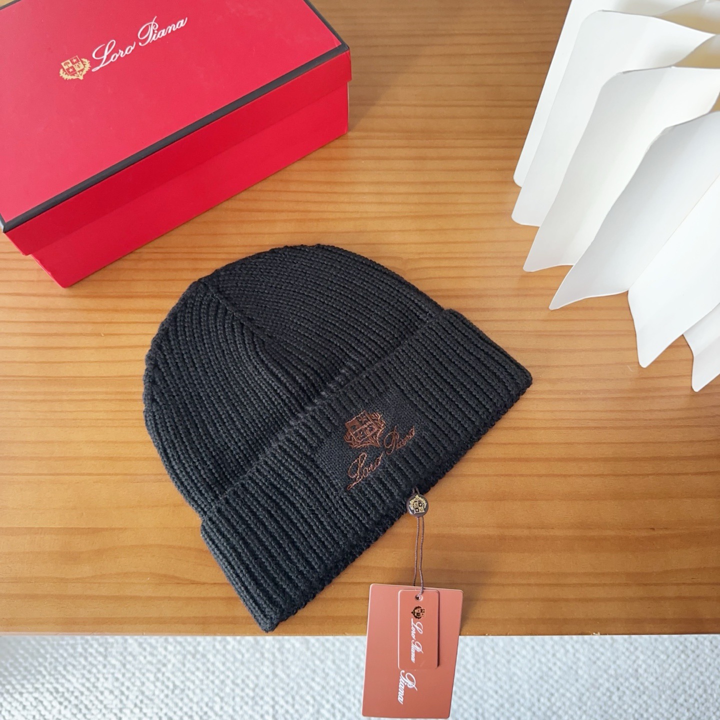 LP秋冬款翻边羊毛针织毛线帽这款必定是极简主义的最爱干净，利索，时尚百搭，绝对不挑脸型！属于时尚经典的万