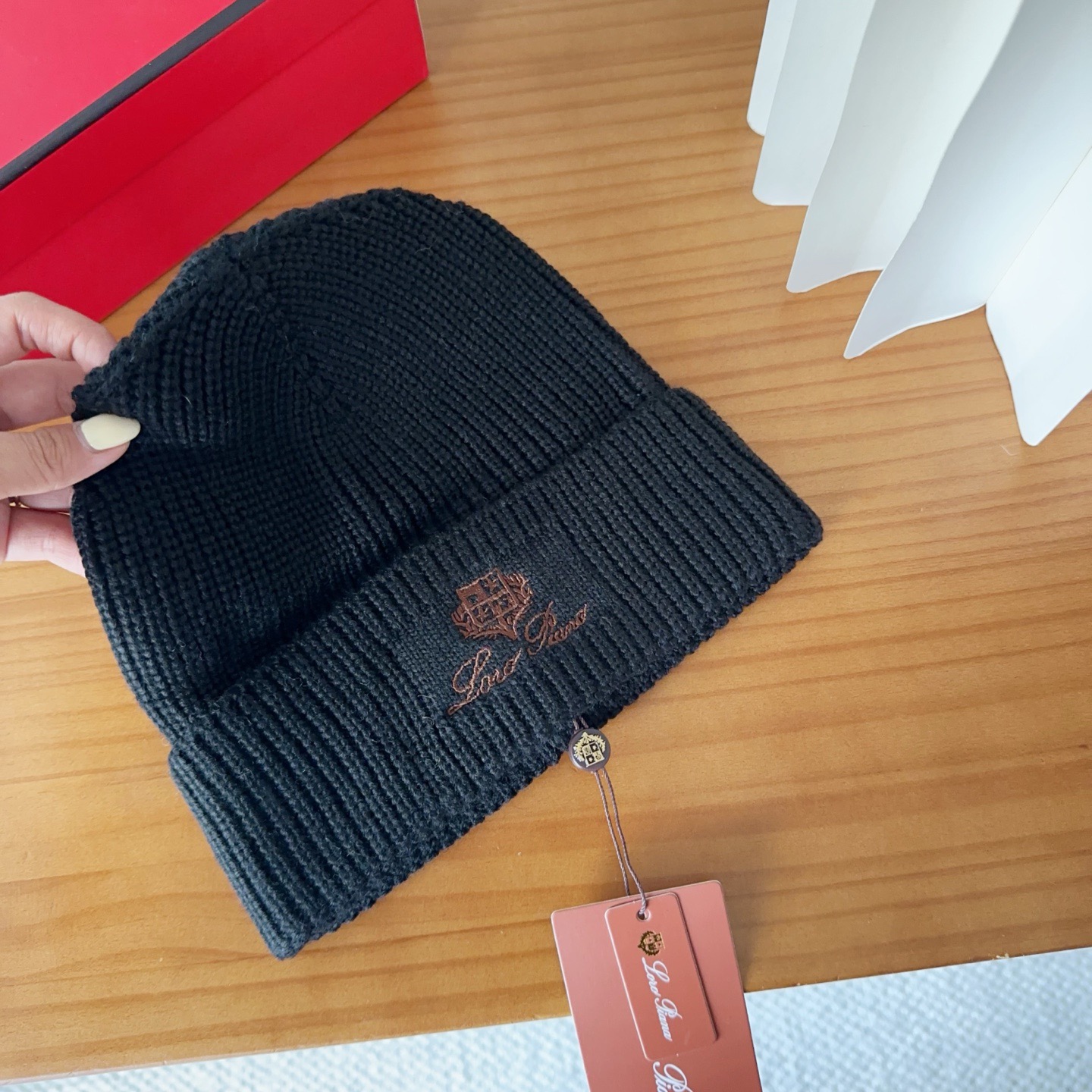 LP秋冬款翻边羊毛针织毛线帽这款必定是极简主义的最爱干净，利索，时尚百搭，绝对不挑脸型！属于时尚经典的万