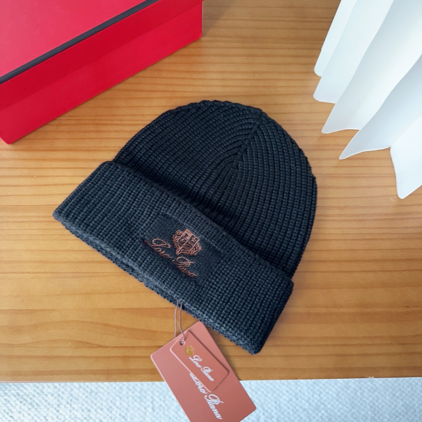 LP秋冬款翻边羊毛针织毛线帽这款必定是极简主义的最爱干净，利索，时尚百搭，绝对不挑脸型！属于时尚经典的万