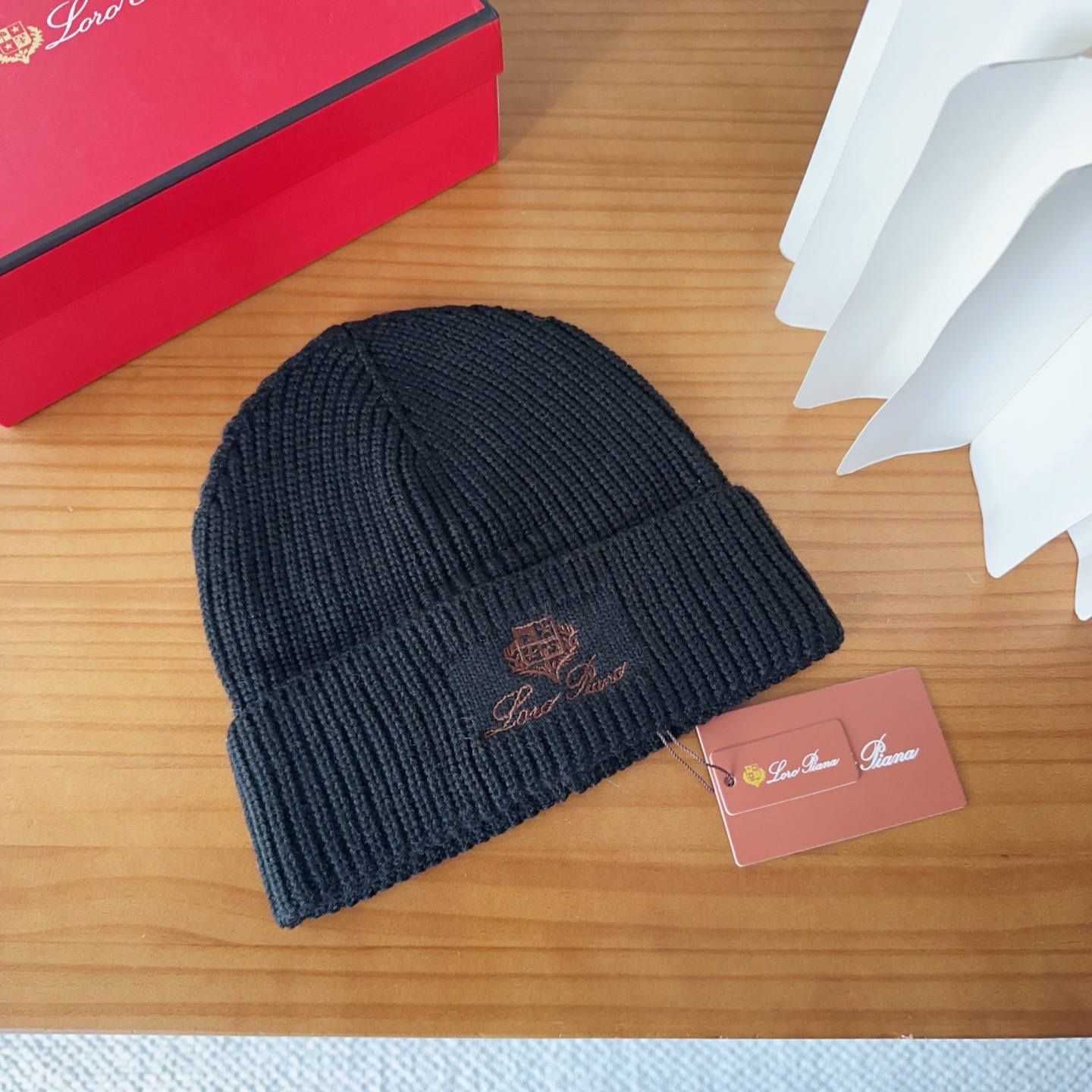 LP秋冬款翻边羊毛针织毛线帽这款必定是极简主义的最爱干净，利索，时尚百搭，绝对不挑脸型！属于时尚经典的万