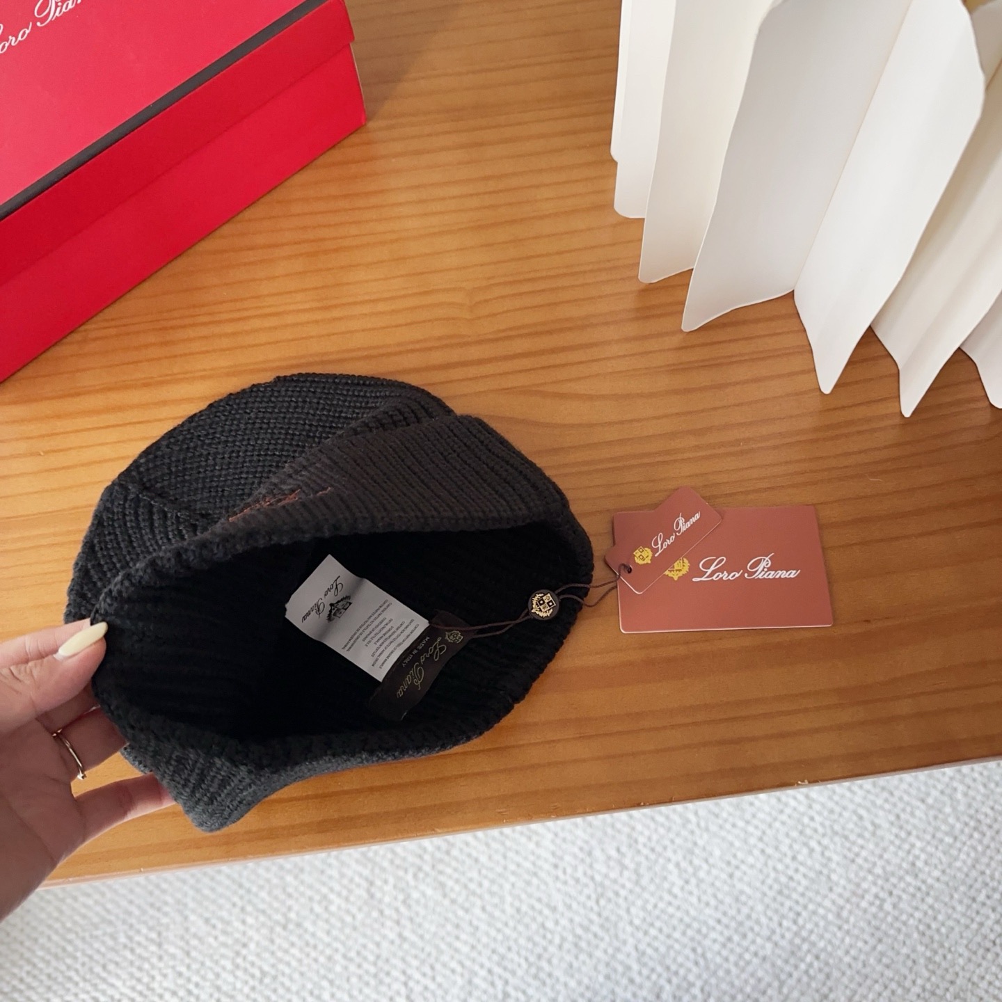 LP秋冬款翻边羊毛针织毛线帽这款必定是极简主义的最爱干净，利索，时尚百搭，绝对不挑脸型！属于时尚经典的万