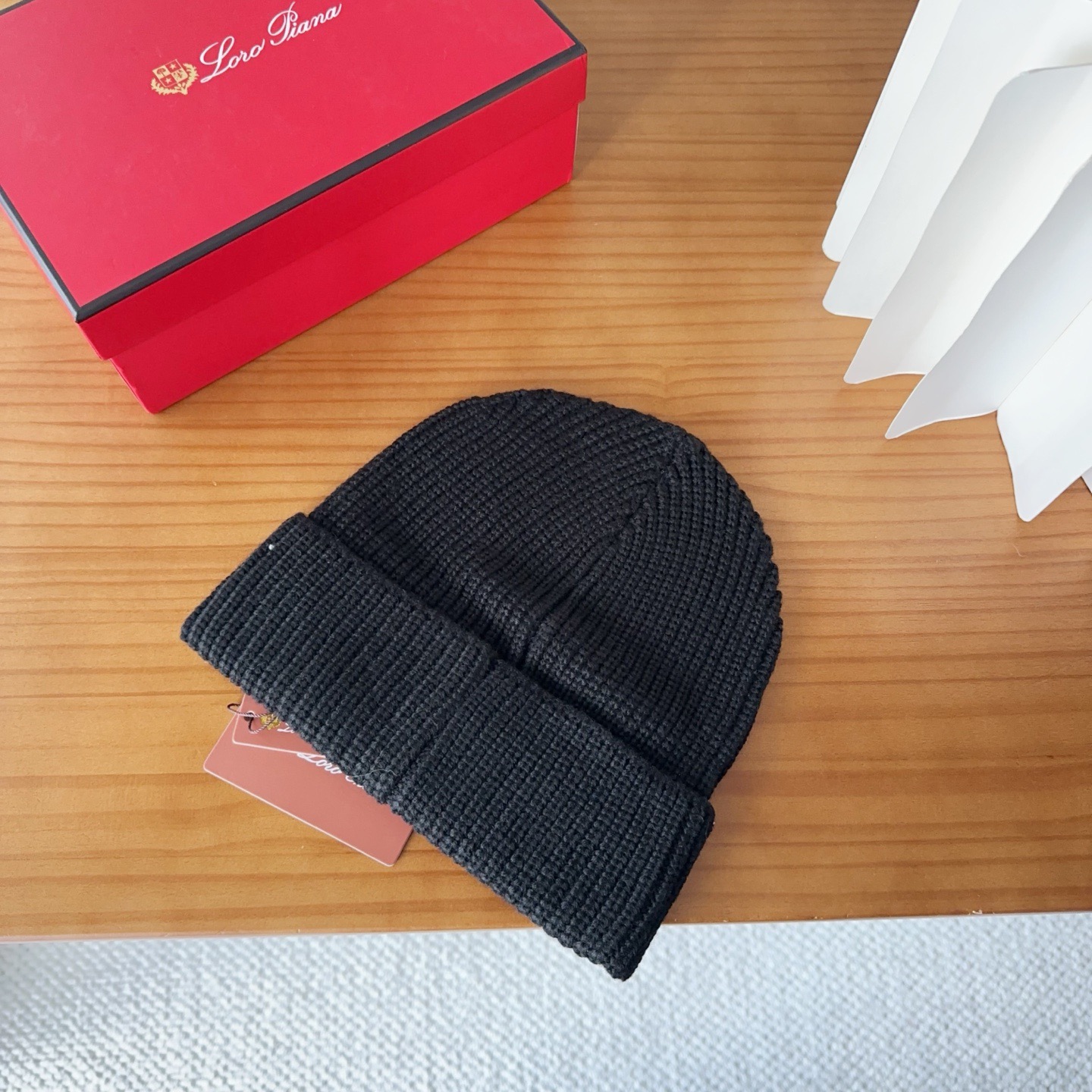 LP秋冬款翻边羊毛针织毛线帽这款必定是极简主义的最爱干净，利索，时尚百搭，绝对不挑脸型！属于时尚经典的万