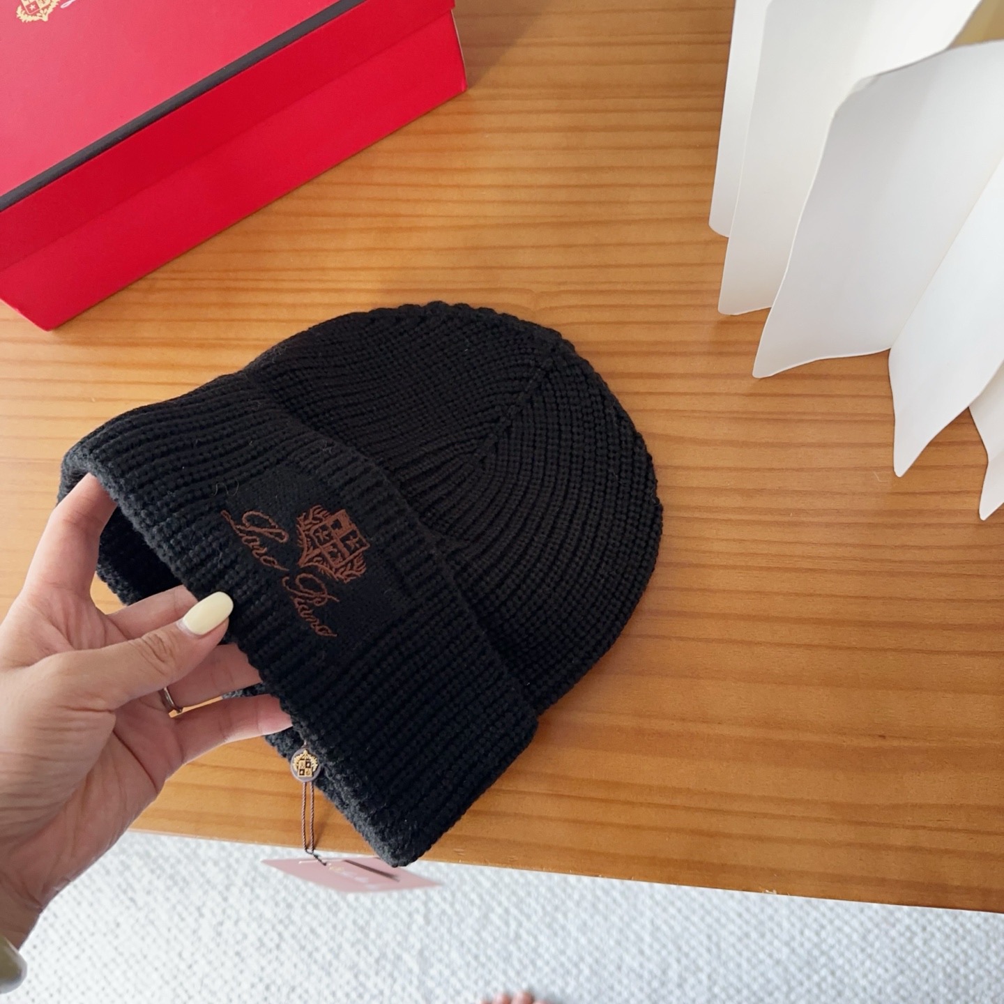 LP秋冬款翻边羊毛针织毛线帽这款必定是极简主义的最爱干净，利索，时尚百搭，绝对不挑脸型！属于时尚经典的万