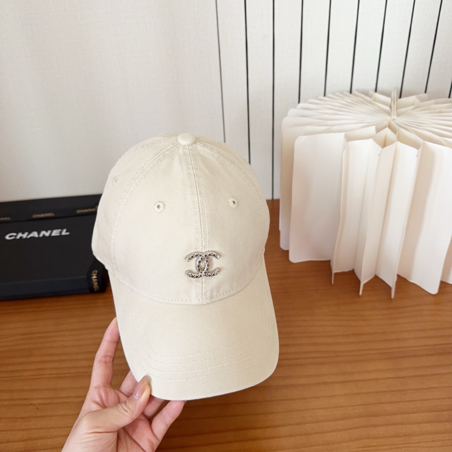 CHANEL香奈儿新款🆕棒球帽🔸 节假日旅游带它出去美美哒❕ 中古款哟.这种帽子不容易撞款 😬 现货
