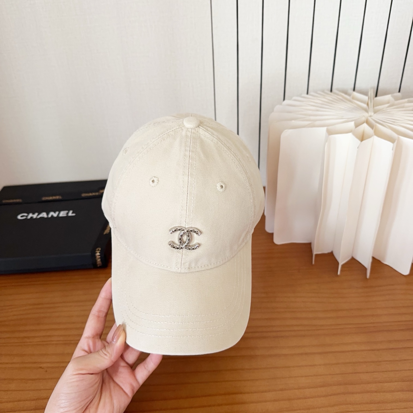 CHANEL香奈儿新款🆕棒球帽🔸 节假日旅游带它出去美美哒❕ 中古款哟.这种帽子不容易撞款 😬 现货