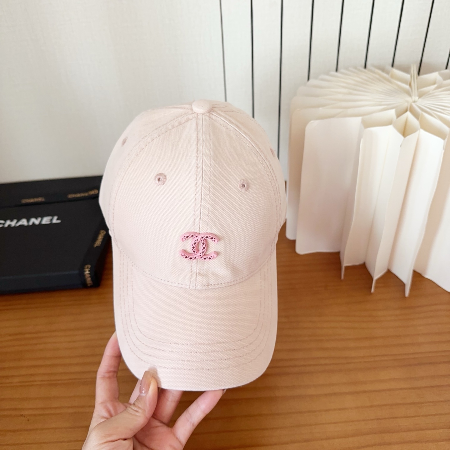 CHANEL香奈儿新款🆕棒球帽🔸 节假日旅游带它出去美美哒❕ 中古款哟.这种帽子不容易撞款 😬 现货