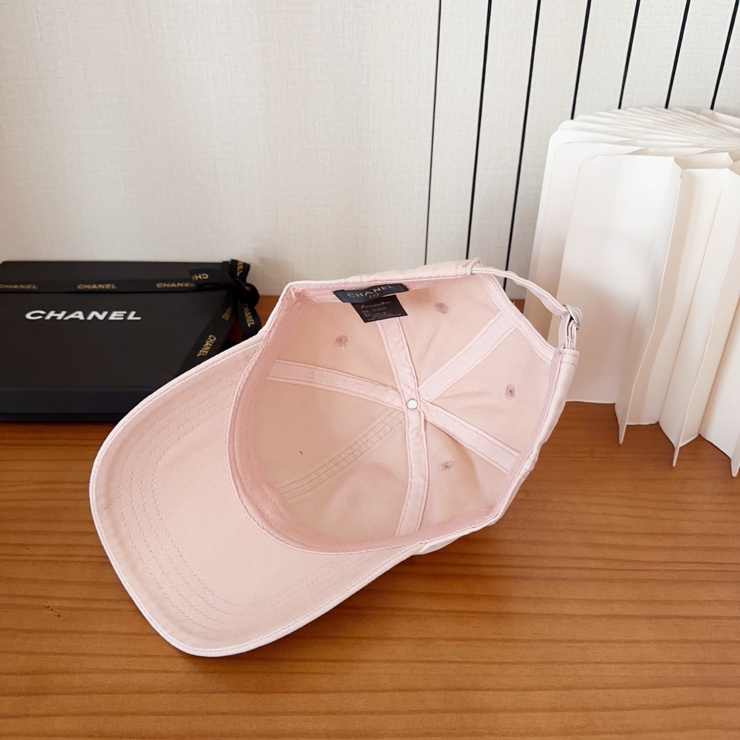 CHANEL香奈儿新款🆕棒球帽🔸 节假日旅游带它出去美美哒❕ 中古款哟.这种帽子不容易撞款 😬 现货