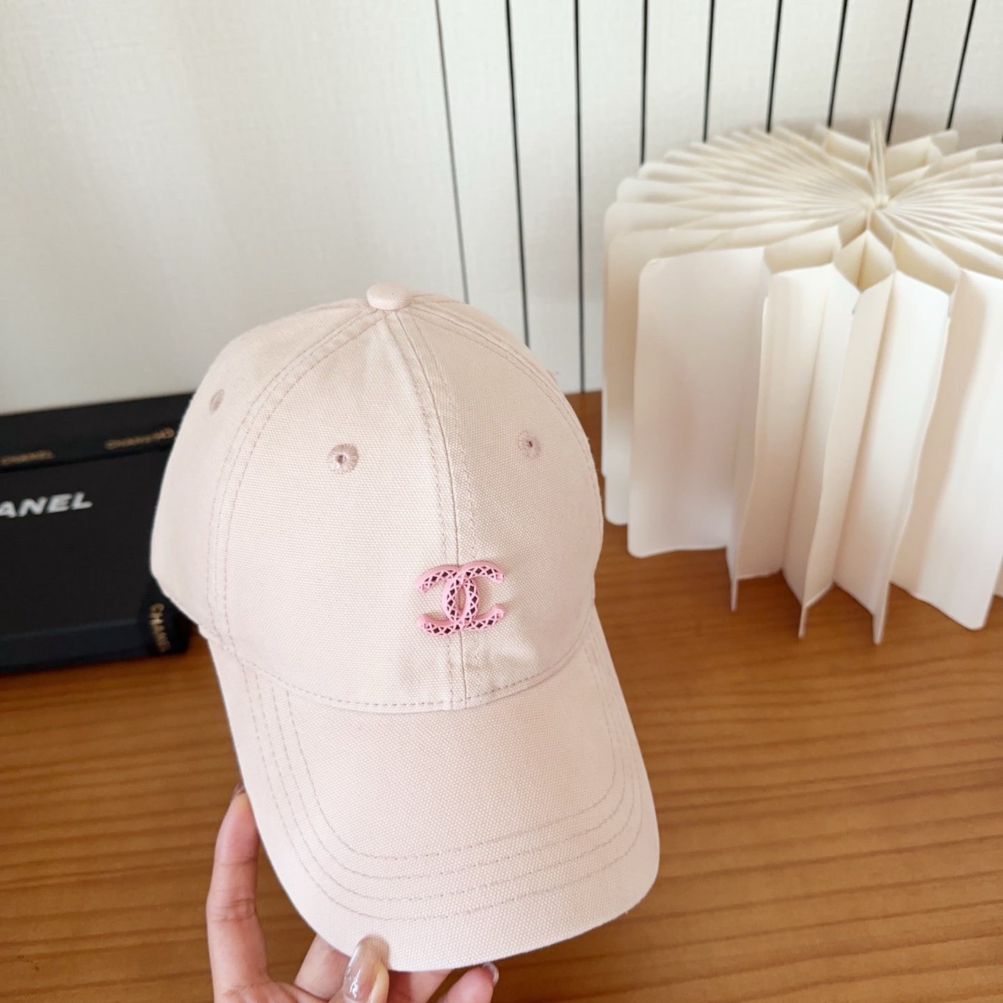 CHANEL香奈儿新款🆕棒球帽🔸 节假日旅游带它出去美美哒❕ 中古款哟.这种帽子不容易撞款 😬 现货