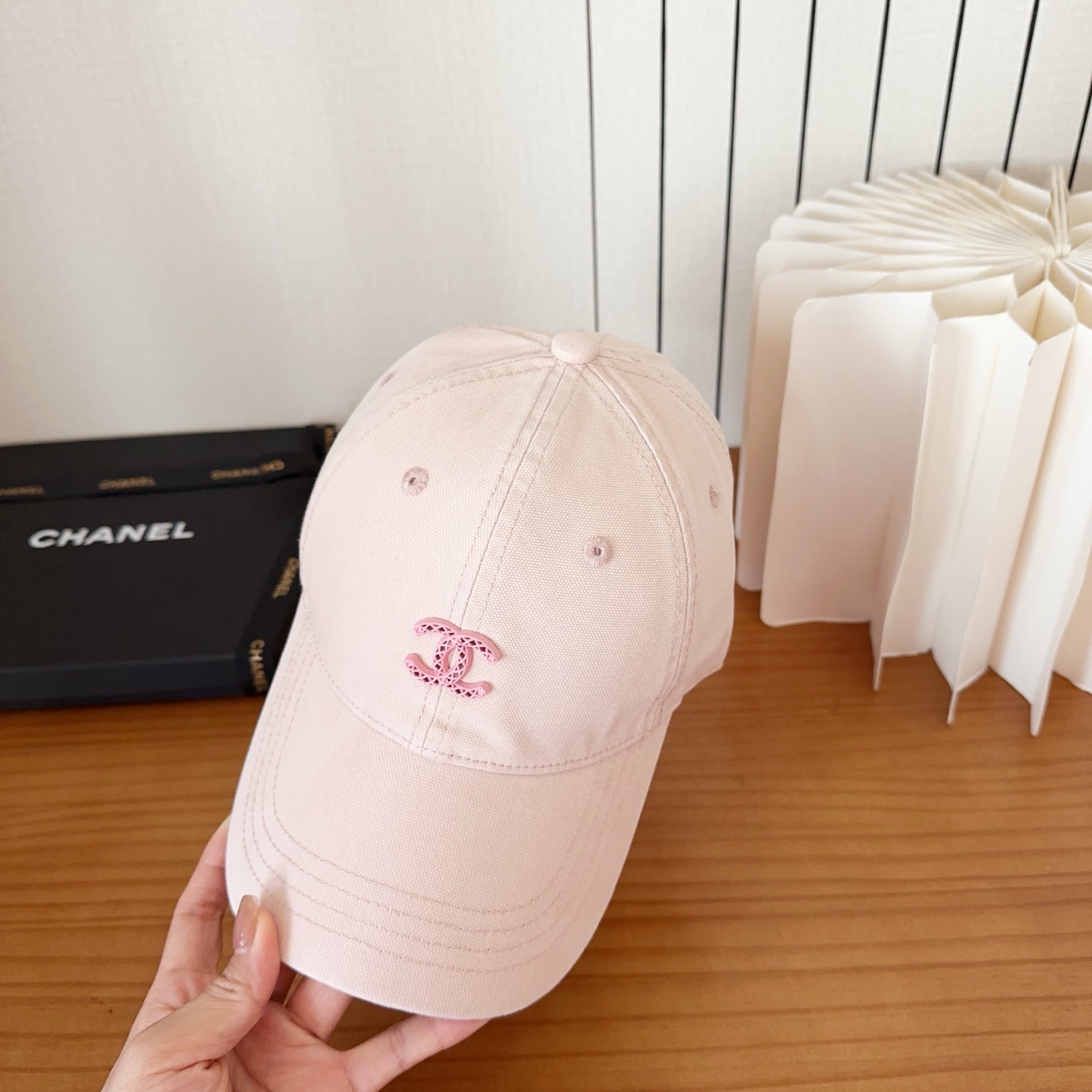 CHANEL香奈儿新款🆕棒球帽🔸 节假日旅游带它出去美美哒❕ 中古款哟.这种帽子不容易撞款 😬 现货