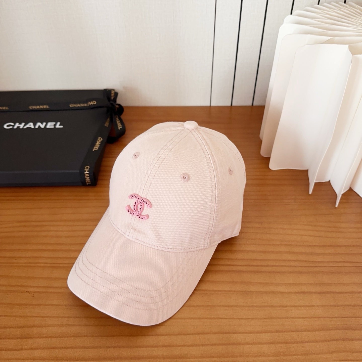 CHANEL香奈儿新款🆕棒球帽🔸 节假日旅游带它出去美美哒❕ 中古款哟.这种帽子不容易撞款 😬 现货