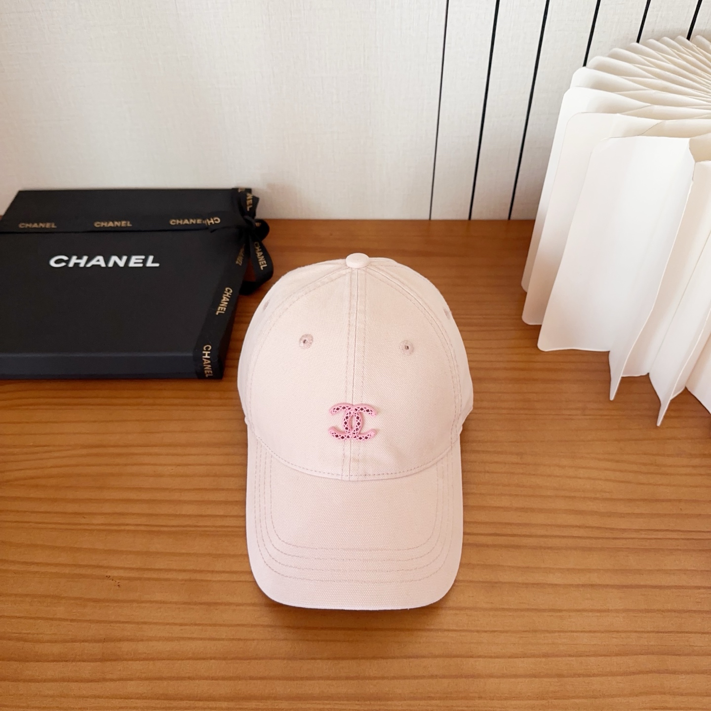 CHANEL香奈儿新款🆕棒球帽🔸 节假日旅游带它出去美美哒❕ 中古款哟.这种帽子不容易撞款 😬 现货