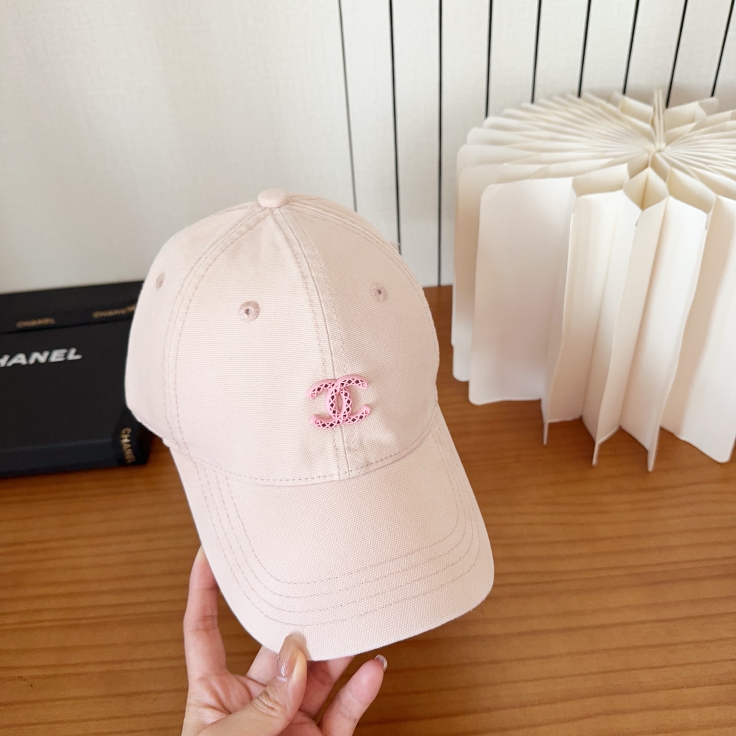 CHANEL香奈儿新款🆕棒球帽🔸 节假日旅游带它出去美美哒❕ 中古款哟.这种帽子不容易撞款 😬 现货