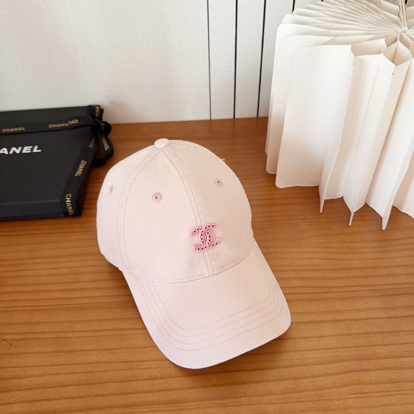 CHANEL香奈儿新款🆕棒球帽🔸 节假日旅游带它出去美美哒❕ 中古款哟.这种帽子不容易撞款 😬 现货