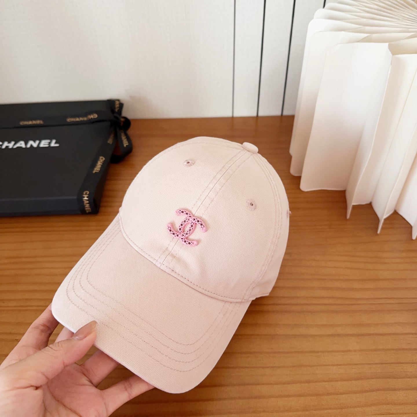 CHANEL香奈儿新款🆕棒球帽🔸 节假日旅游带它出去美美哒❕ 中古款哟.这种帽子不容易撞款 😬 现货