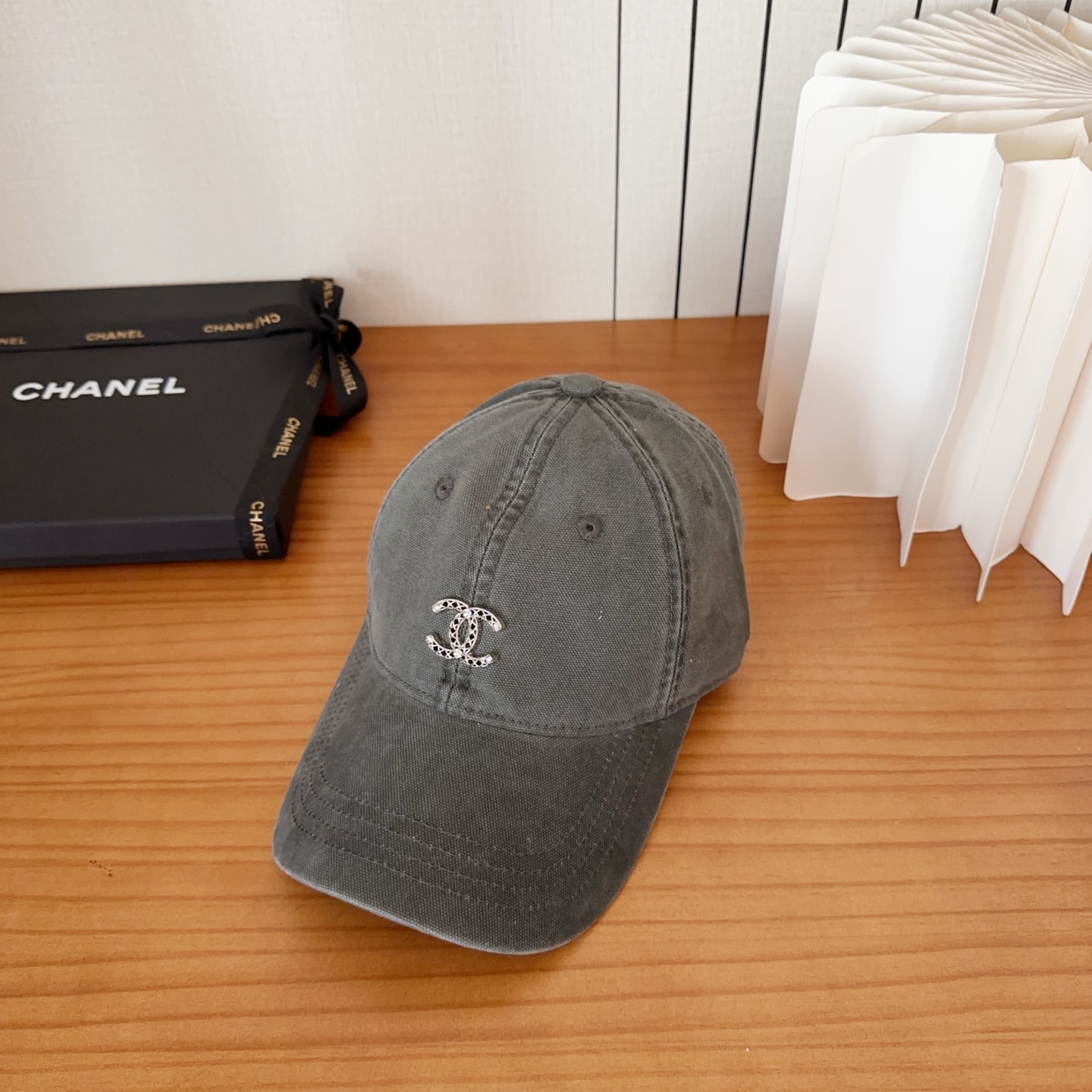 CHANEL香奈儿新款🆕棒球帽🔸 节假日旅游带它出去美美哒❕ 中古款哟.这种帽子不容易撞款 😬 现货