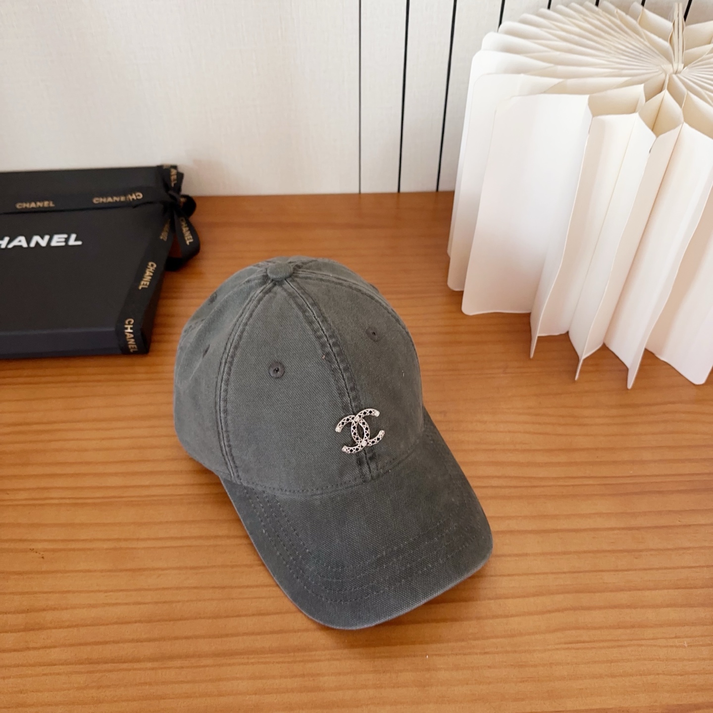 CHANEL香奈儿新款🆕棒球帽🔸 节假日旅游带它出去美美哒❕ 中古款哟.这种帽子不容易撞款 😬 现货