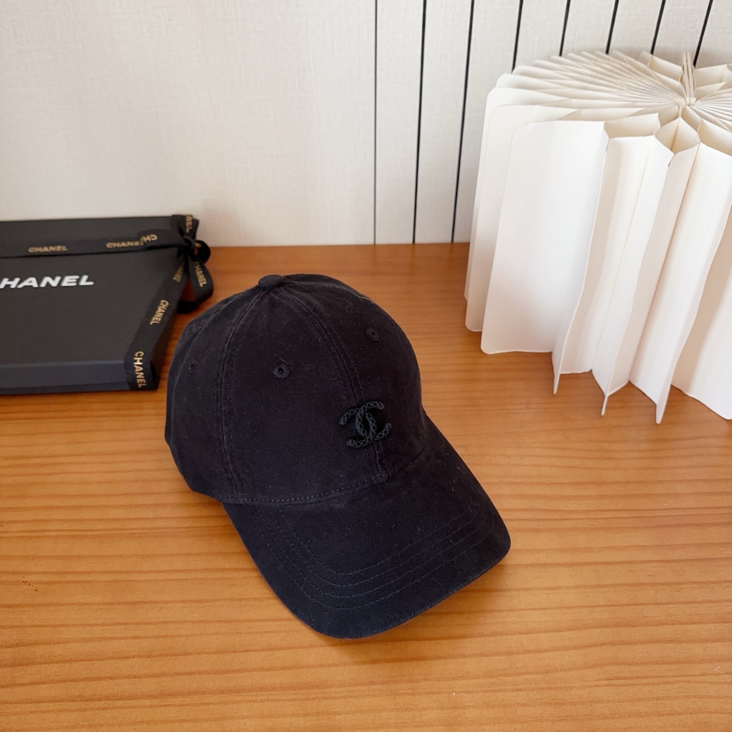 CHANEL香奈儿新款🆕棒球帽🔸 节假日旅游带它出去美美哒❕ 中古款哟.这种帽子不容易撞款 😬 现货
