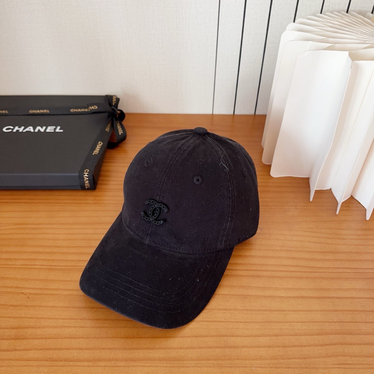 CHANEL香奈儿新款🆕棒球帽🔸 节假日旅游带它出去美美哒❕ 中古款哟.这种帽子不容易撞款 😬 现货