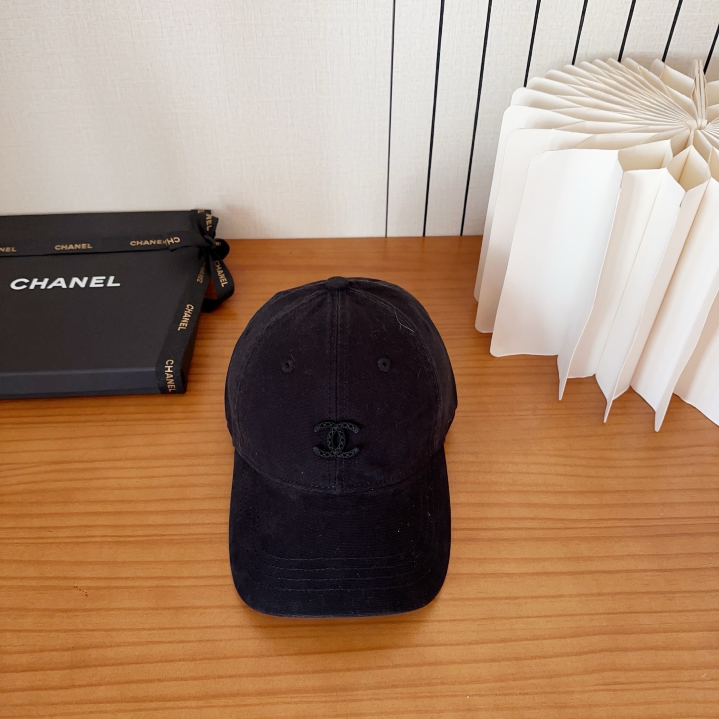 CHANEL香奈儿新款🆕棒球帽🔸 节假日旅游带它出去美美哒❕ 中古款哟.这种帽子不容易撞款 😬 现货