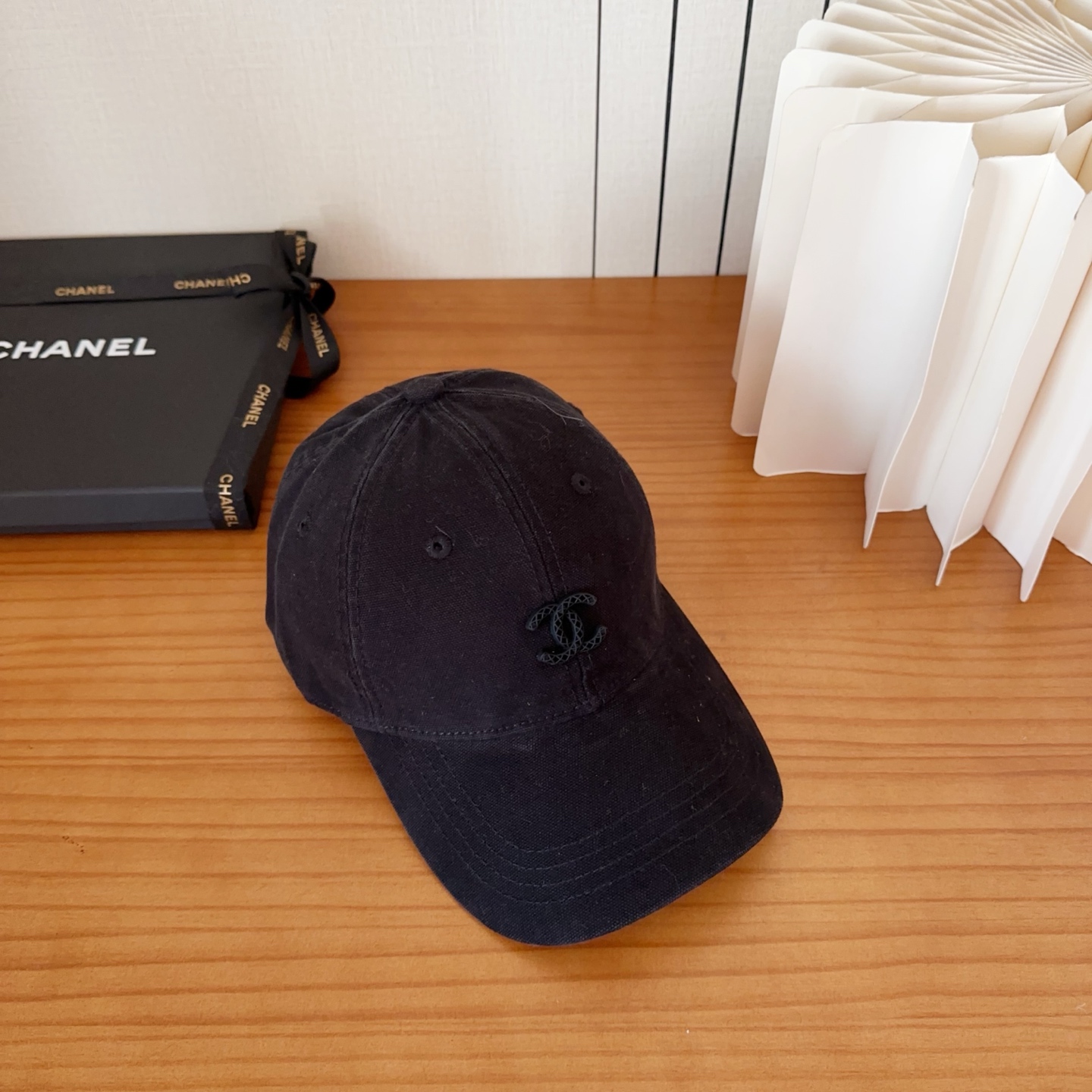 CHANEL香奈儿新款🆕棒球帽🔸 节假日旅游带它出去美美哒❕ 中古款哟.这种帽子不容易撞款 😬 现货