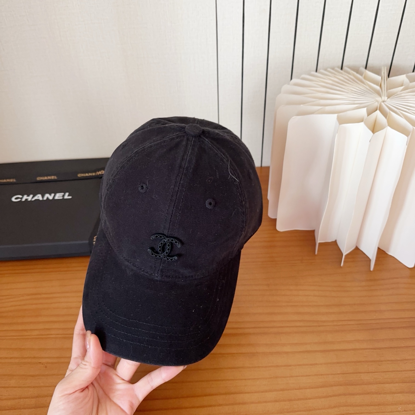 CHANEL香奈儿新款🆕棒球帽🔸 节假日旅游带它出去美美哒❕ 中古款哟.这种帽子不容易撞款 😬 现货