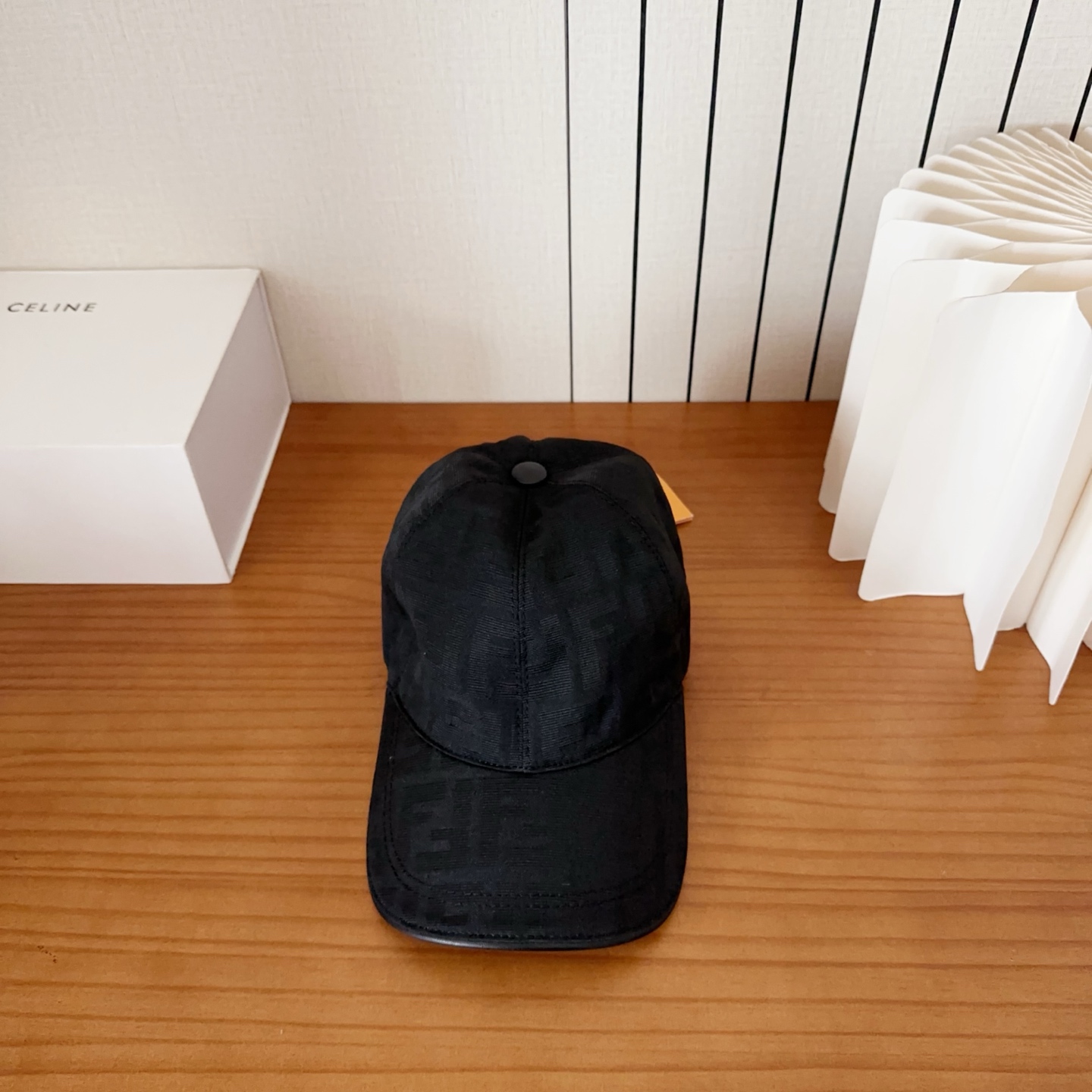 NO:867303,FENDI Fendi [super A quality] latest model!  Fashion trend, high-end workmanship!  Every hat is made with care!  Oxford material!  First layer of cowhide!  Extraordinary quality, details are also very important. Genuine leather cap nails, leather adjustment strap!  hat straw hat bucket hat baseball cap,hat,fendi,fendi,espadrilles,cowhide,hats19860909FENDI 芬迪【超A品质】最新款！时尚潮流,高端做工！每一个帽子都是用心之作！牛津材质！头层牛皮！非一般的品质,细节也很重要.真皮帽钉,真皮调节带！帽子草帽渔夫帽棒球帽,帽子,fendi,fendi,espadrilles,cowhide,hats,hat