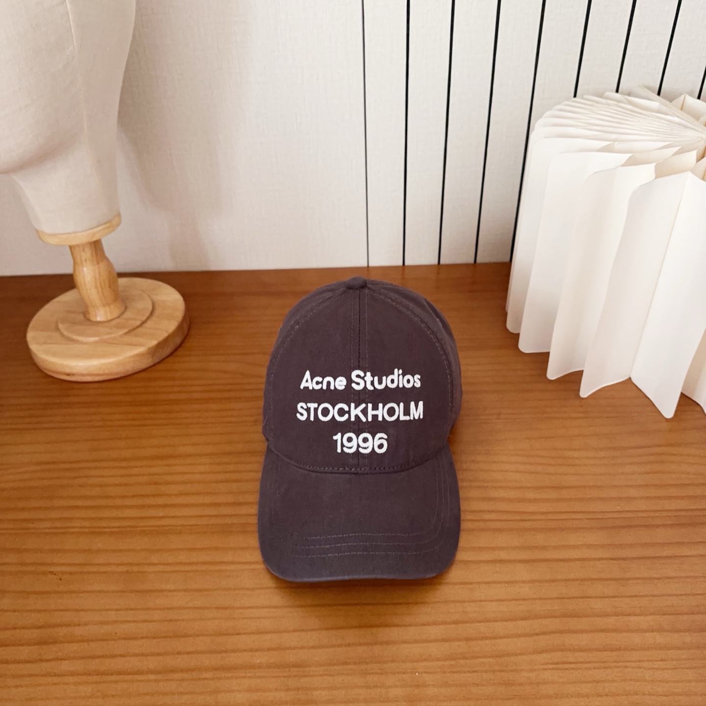 NO:764645,New baseball cap ~ same style for men and women!  One size fits all  This baseball cap is the same style for men and women, with a six-piece splicing design. There is a small square smiley face logo on the front, and the smiley face pattern is also very lively and cute. The cap has an adjustable head and tail, suitable for people of different head sizes, and the one-size-fits-all design makes it easier to choose. There is also a brand emoticon smiley face on the back and side of the hat, showing fashion and personality.  It has a unique brand temperament. This hat is also equipped with the necessary curved brim of a baseball cap, which can well block the sun and wind and rain, and protect the facial skin. In short, this Acne brand baseball cap has both a fashionable appearance design and practical functionality, which is very suitable for going out for sports or leisure wear.  It is made of customer-supplied materials ~ it is soft and can be folded casually and placed in the bag, which is super convenient. It is not too picky to match. It is the same style for both men and women ~ it looks great when worn ~ boys are handsome and girls age-reducing. I sincerely recommend it to everyone! The six-piece baseball cap is very classic and supportive!  The inside is all hemmed, and the fit is very good. It doesn’t matter your face shape~~it’s a savior without makeup!  The shape is very good. When you put it on, your big head will instantly look smaller. It goes well with any clothes. You can just throw it on and go out without washing your hair!  You can buy an excellent hat with the right shape. It has an unconventional design and looks slimmer. The sweat-absorbent band on the inside is light in texture and very breathable!  Super cost-effective, it’s great to keep for yourself and give to friends!  hat straw hat bucket hat baseball cap,hat,acne studios,espadrilles,hats19860909新款棒球帽 ～男女同款！均码 这款棒球帽是男女同款,采用六片式拼接设计,正面有小方形笑脸徽标,笑脸图案也十分活泼可爱.帽尾可调式头尾,适合不同头围大小的人群,均码设计更方便选择.帽子侧后侧方还有品牌表情笑脸,展现时尚、个性的品牌气质.此款帽子还配备了棒球帽必备的弯曲帽檐,能够很好地遮挡阳光和风雨,保护脸部肌肤.总之,这款acne品牌的棒球帽既有时尚的外观设计,又具有实用的功能性,非常适合出门运动或休闲搭配. 采用客供材质～软软的,可以随性的折叠放在包包里,超级超级方便的.搭配也不会太挑,男女同款～戴起来都很好看～男生帅气,女生减龄诚意推荐给大家! 六片棒球帽版型很经典,有支撑性！内里全部包边,版型很是不错,不挑脸型～～简直是素颜救星！型很是不错,大头戴上立马变小头,无论什么衣服都很好搭,没洗头随便一带就爽快出门了！优秀的帽型一买一个准,不踩雷的设计,视觉显瘦.内侧吸汗带,质地轻盈,透气性非常好！超高性价比 自留送朋友都很赞啊！帽子草帽渔夫帽棒球帽,帽子,acne studios,espadrilles,hats,hat