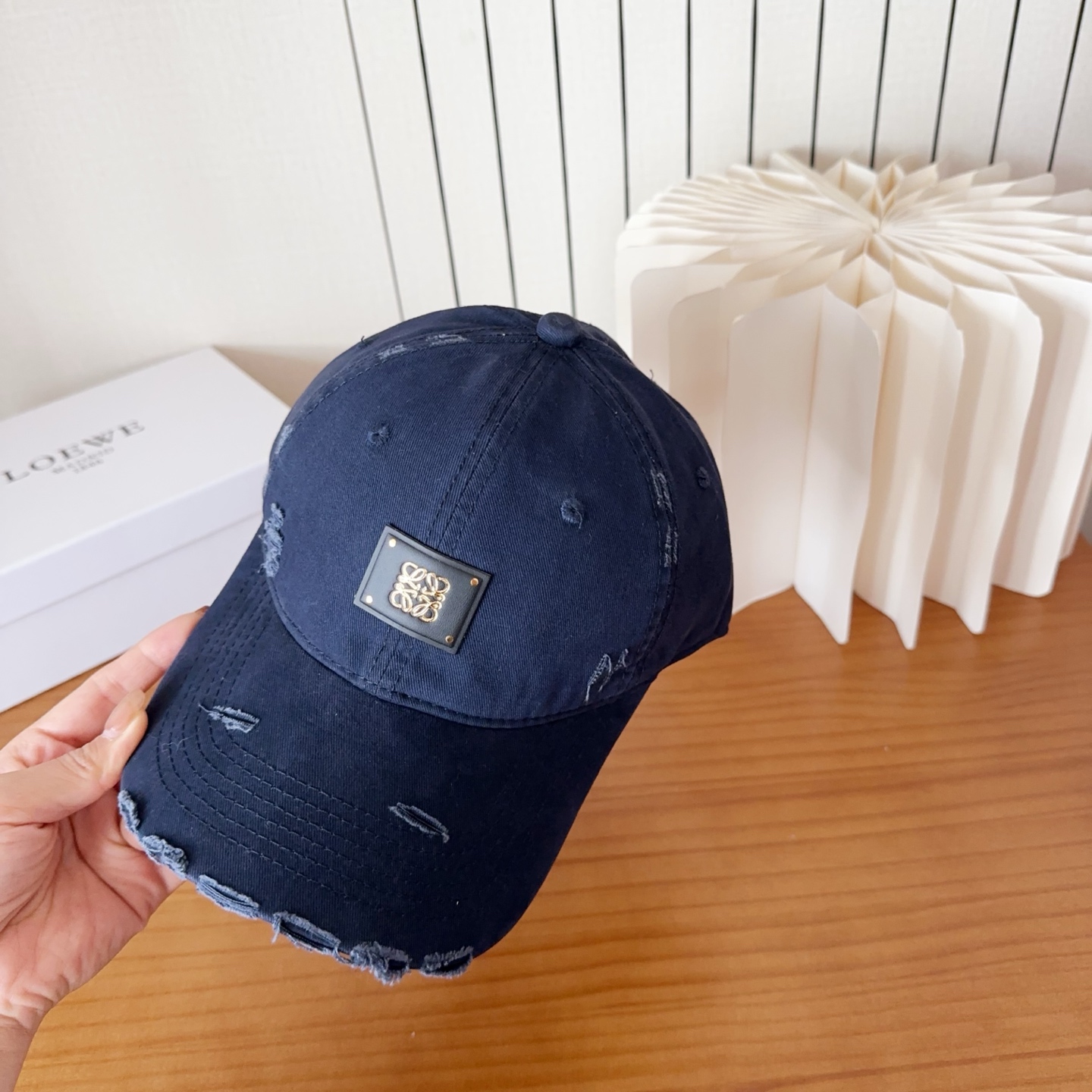 Loewe罗意威棒球帽颜值担当，遮阳挡风的四季款，闭眼入不会撞款喔！版型挺阔 面料很好喔