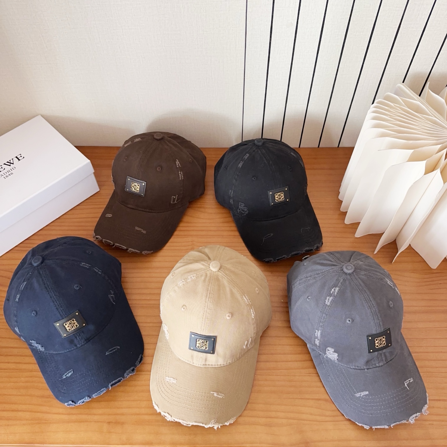 Loewe罗意威棒球帽颜值担当，遮阳挡风的四季款，闭眼入不会撞款喔！版型挺阔 面料很好喔