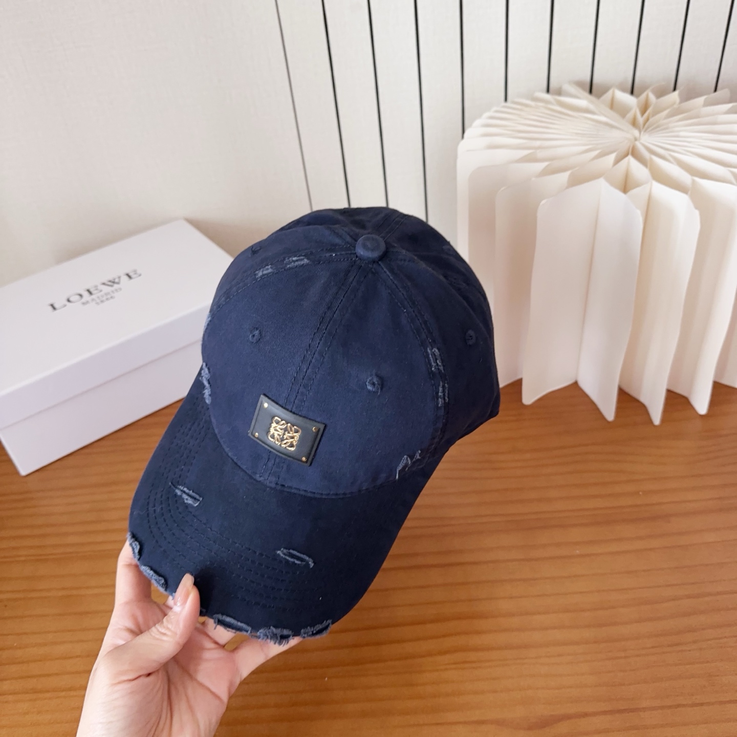 Loewe罗意威棒球帽颜值担当，遮阳挡风的四季款，闭眼入不会撞款喔！版型挺阔 面料很好喔