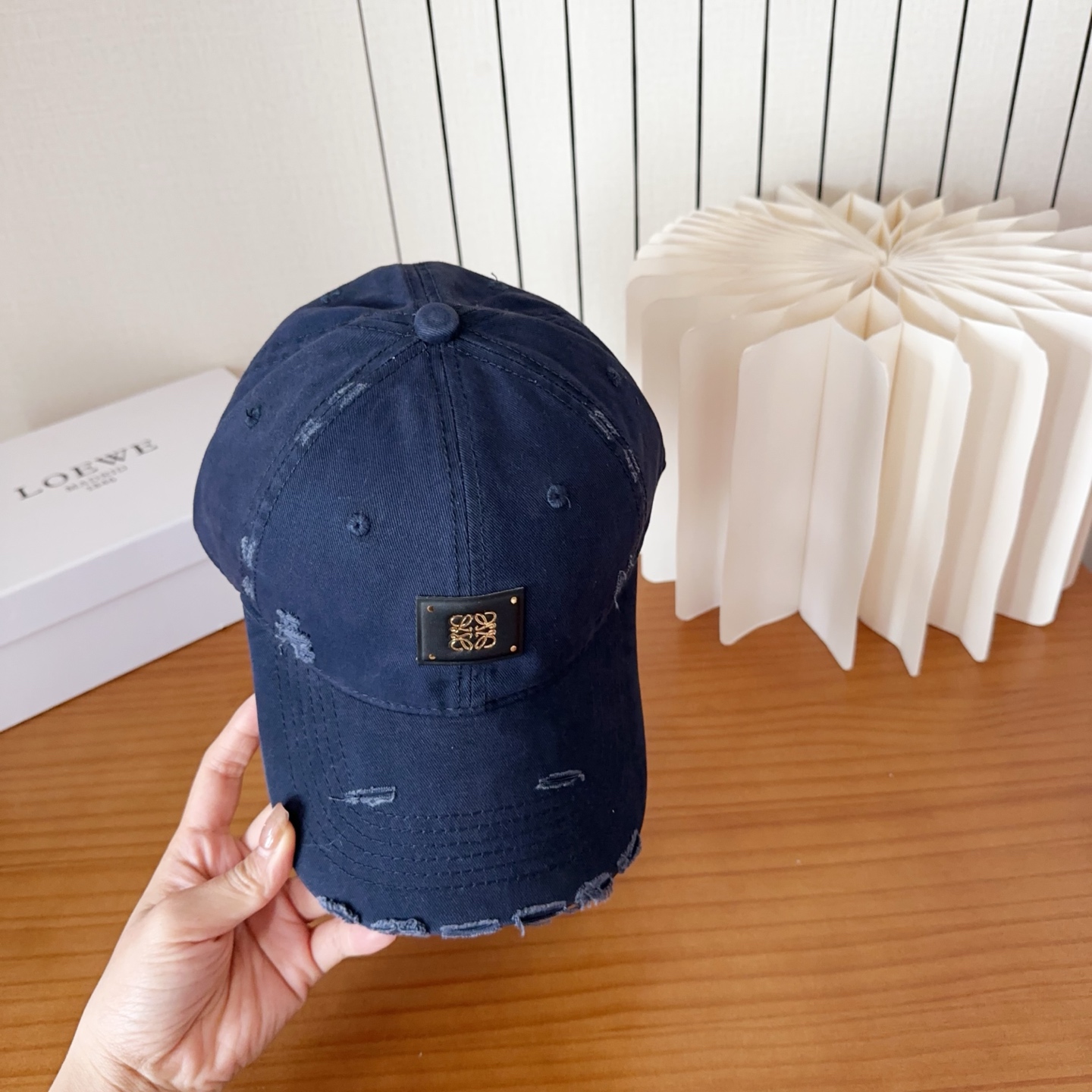 Loewe罗意威棒球帽颜值担当，遮阳挡风的四季款，闭眼入不会撞款喔！版型挺阔 面料很好喔