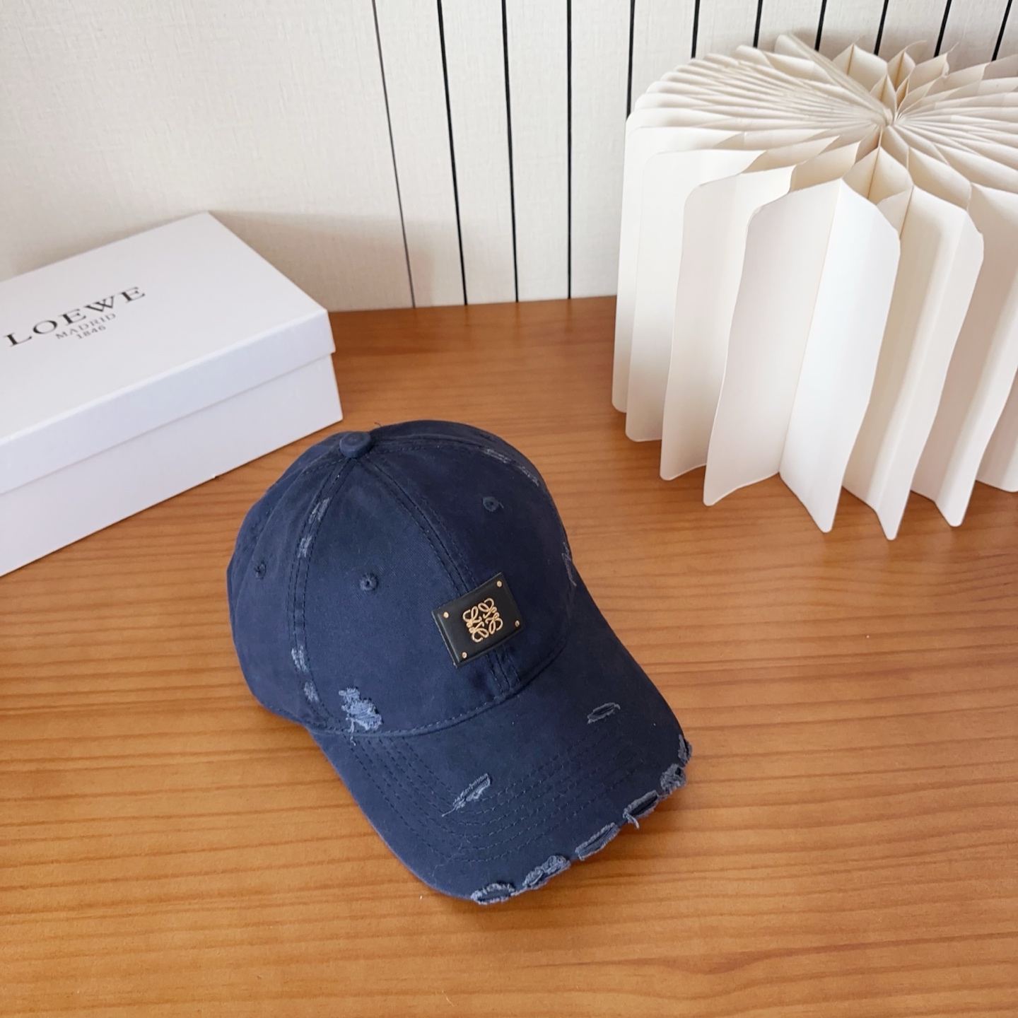 Loewe罗意威棒球帽颜值担当，遮阳挡风的四季款，闭眼入不会撞款喔！版型挺阔 面料很好喔