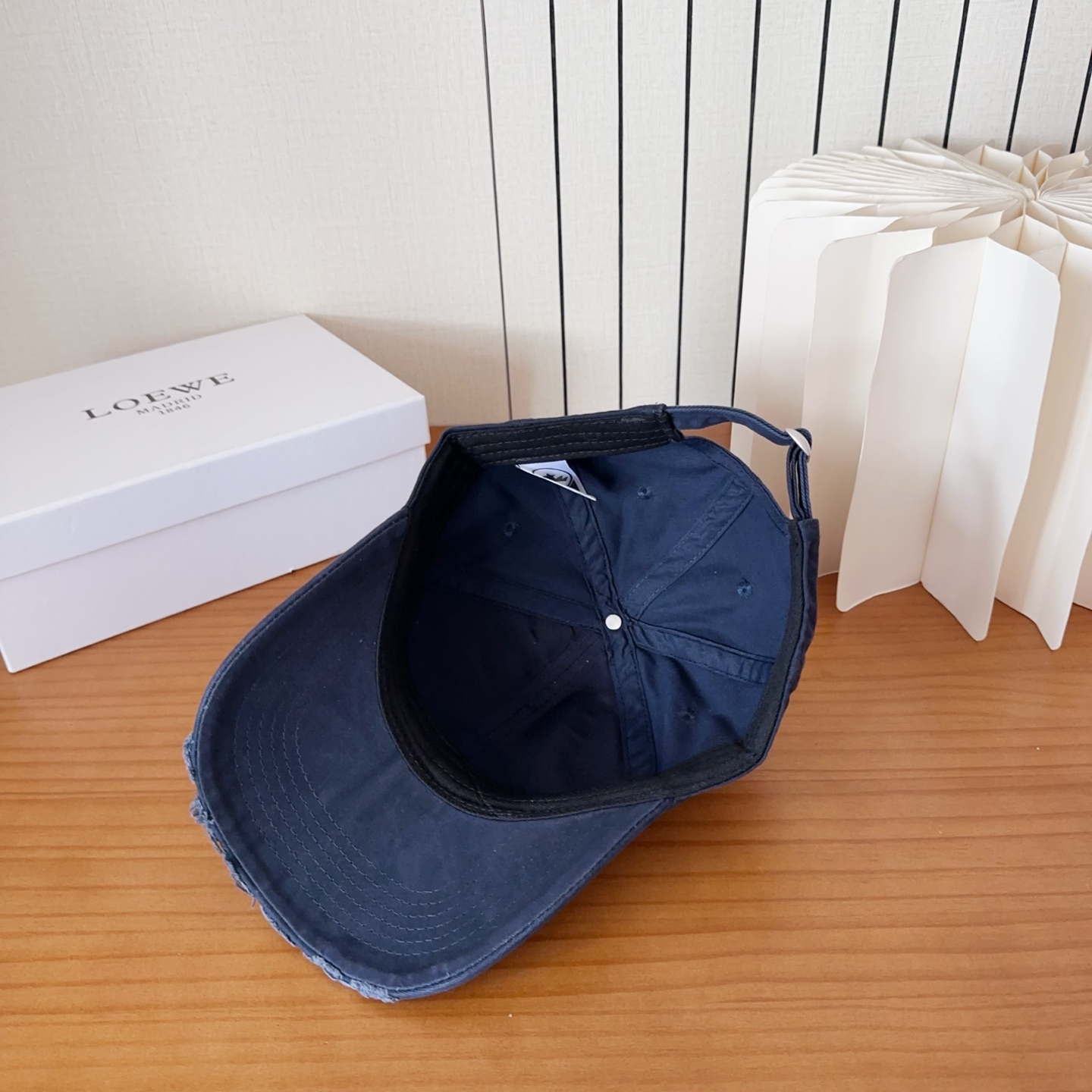 Loewe罗意威棒球帽颜值担当，遮阳挡风的四季款，闭眼入不会撞款喔！版型挺阔 面料很好喔