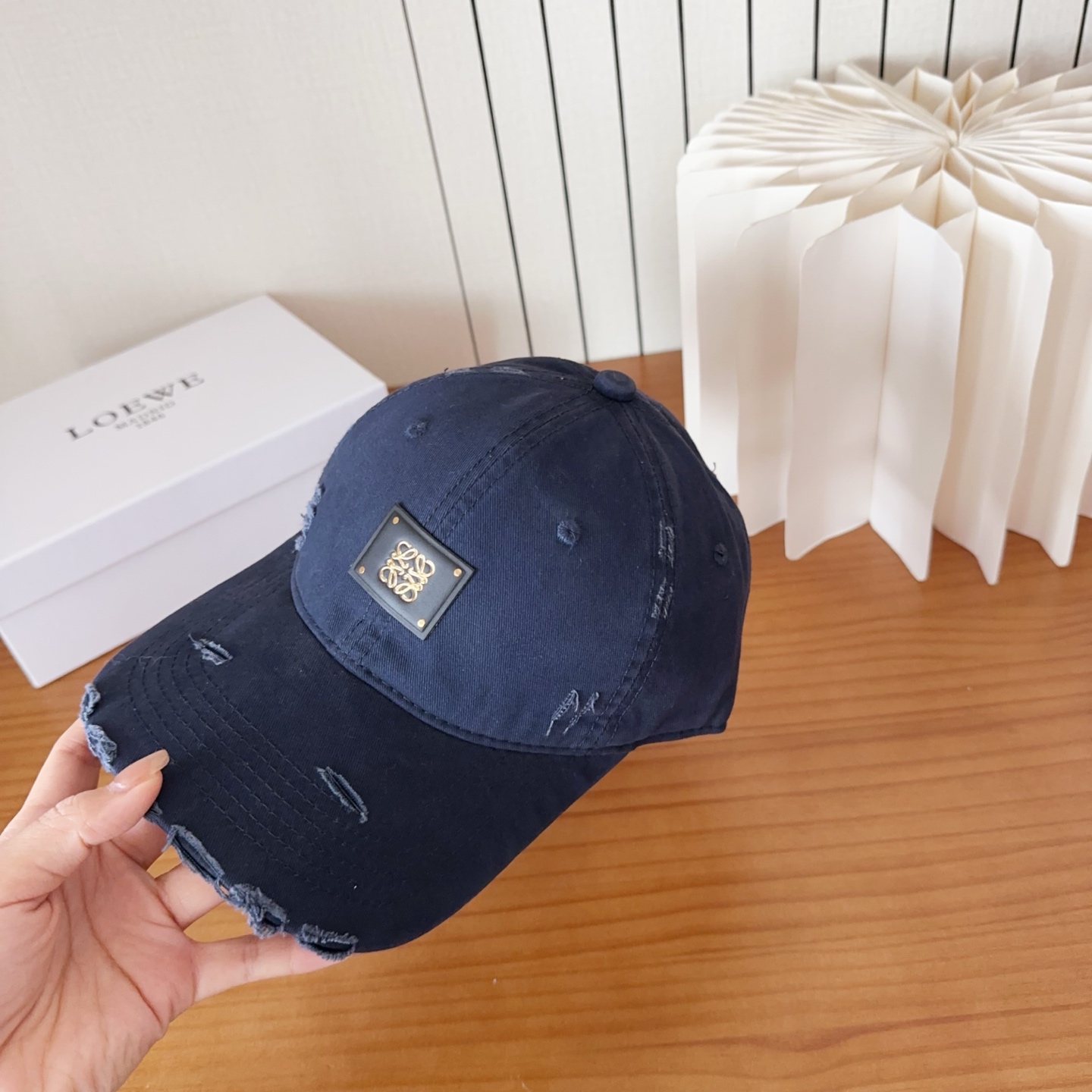 Loewe罗意威棒球帽颜值担当，遮阳挡风的四季款，闭眼入不会撞款喔！版型挺阔 面料很好喔