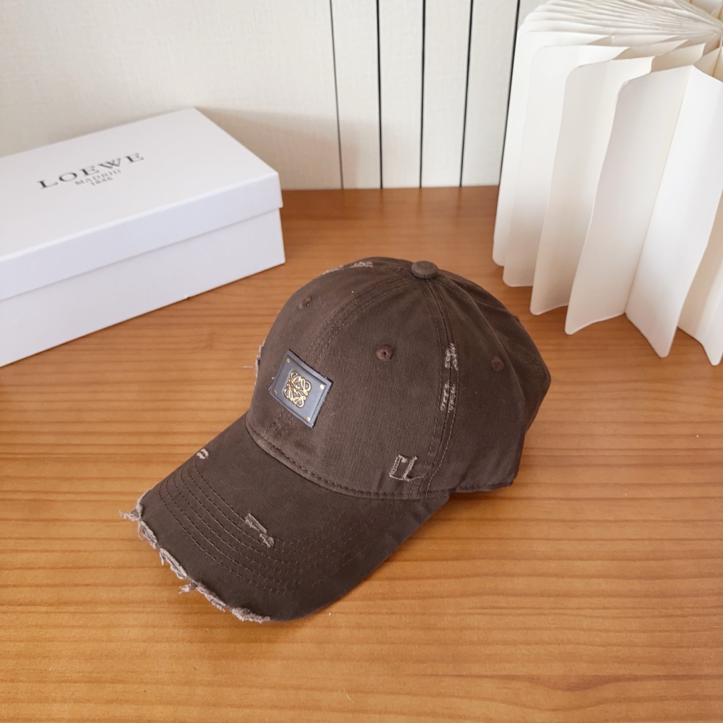 Loewe罗意威棒球帽颜值担当，遮阳挡风的四季款，闭眼入不会撞款喔！版型挺阔 面料很好喔