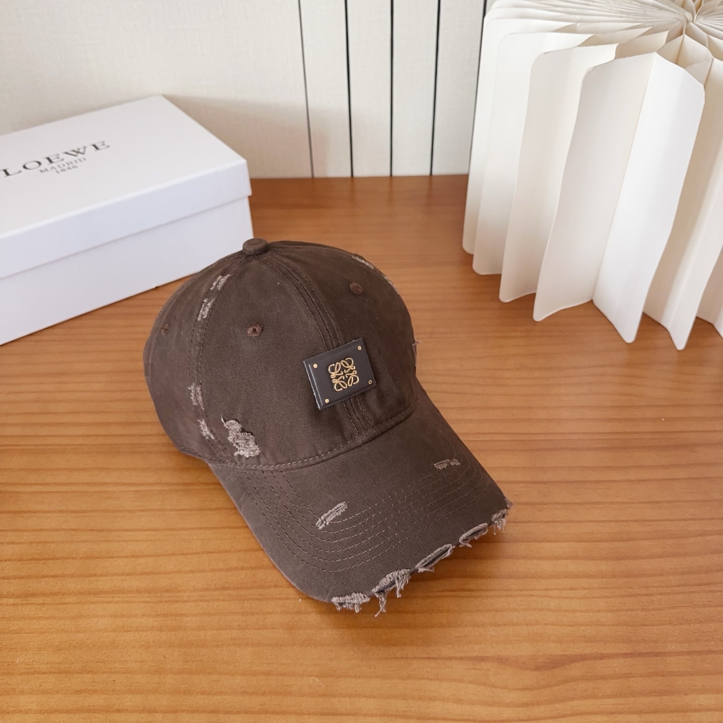 Loewe罗意威棒球帽颜值担当，遮阳挡风的四季款，闭眼入不会撞款喔！版型挺阔 面料很好喔