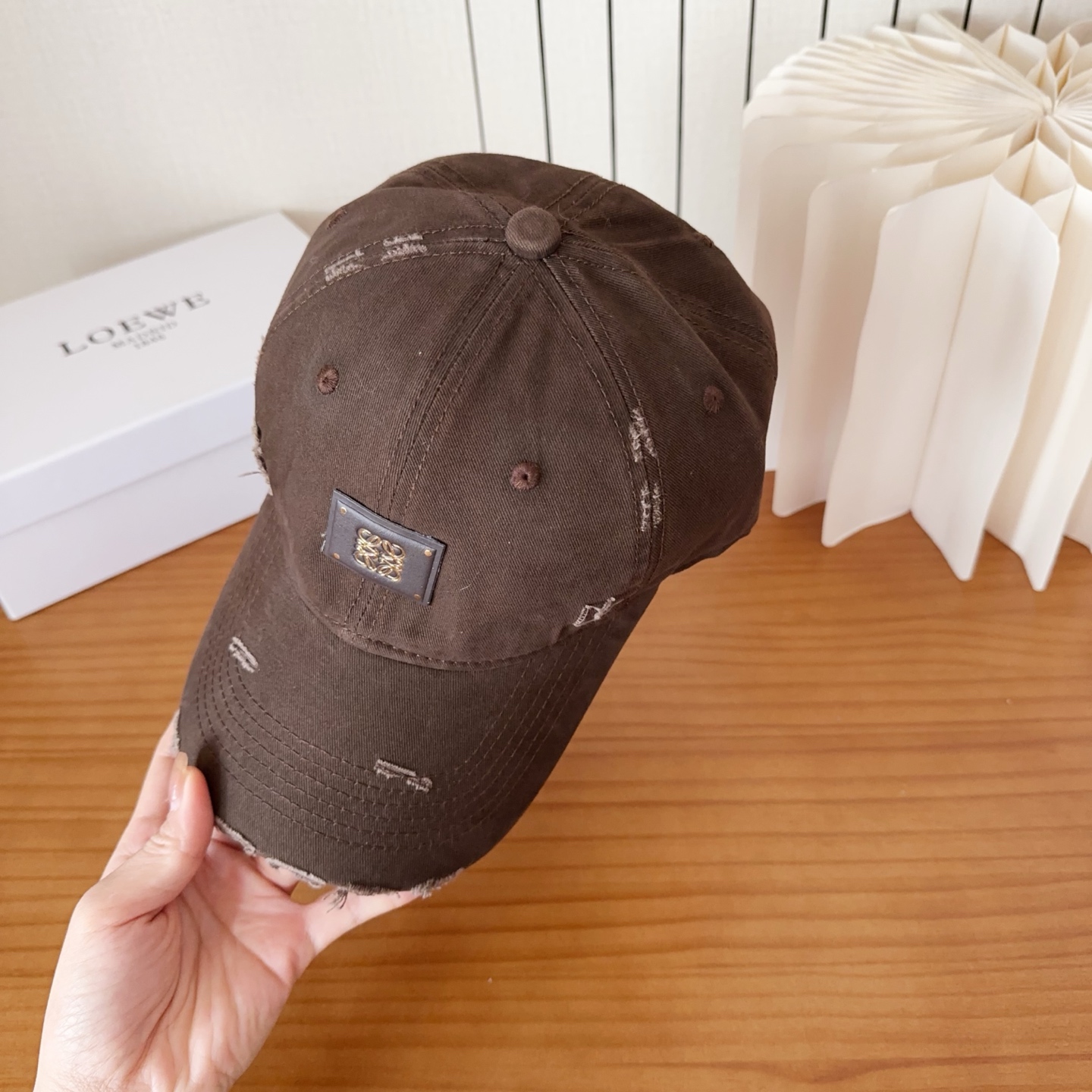 Loewe罗意威棒球帽颜值担当，遮阳挡风的四季款，闭眼入不会撞款喔！版型挺阔 面料很好喔