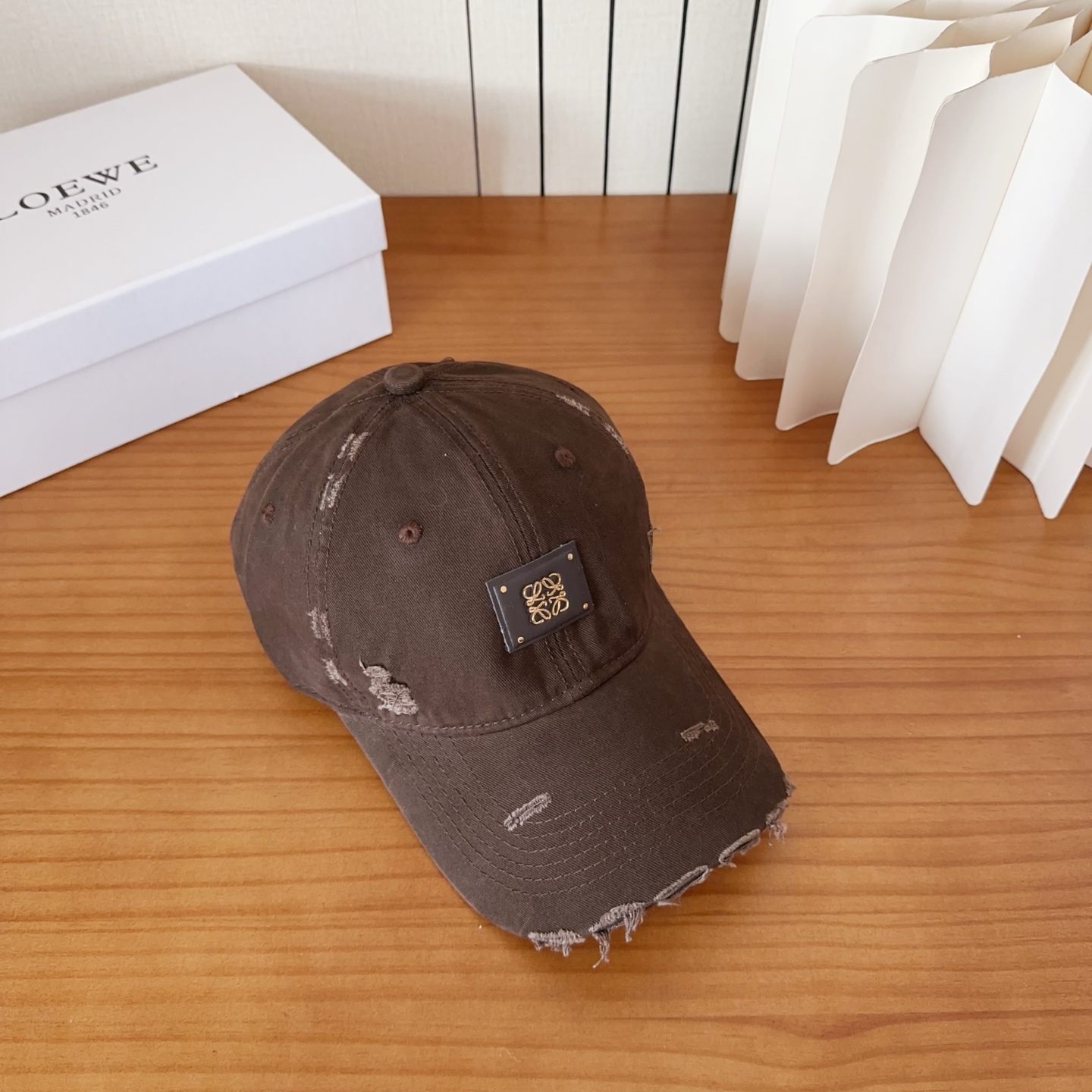 Loewe罗意威棒球帽颜值担当，遮阳挡风的四季款，闭眼入不会撞款喔！版型挺阔 面料很好喔