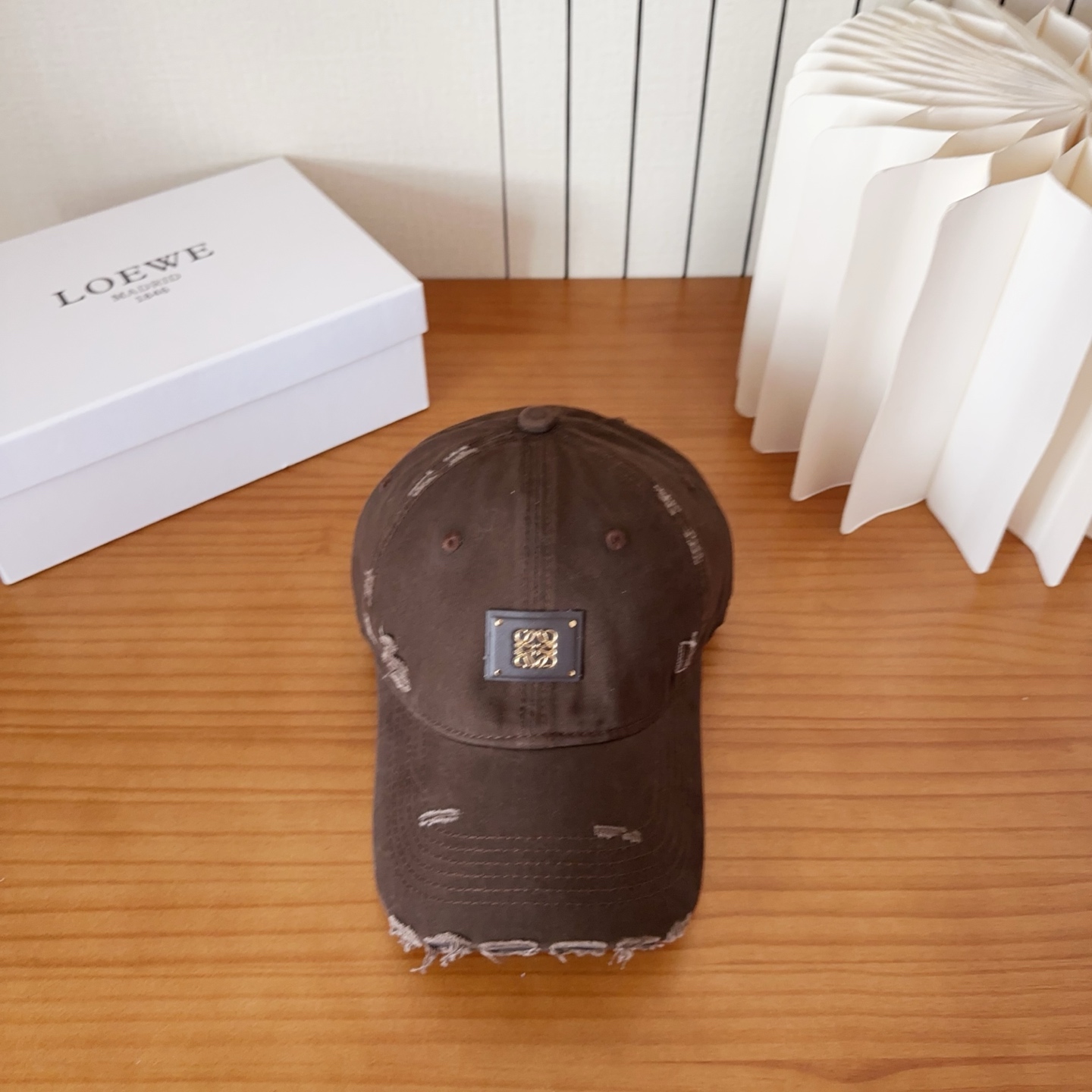 Loewe罗意威棒球帽颜值担当，遮阳挡风的四季款，闭眼入不会撞款喔！版型挺阔 面料很好喔