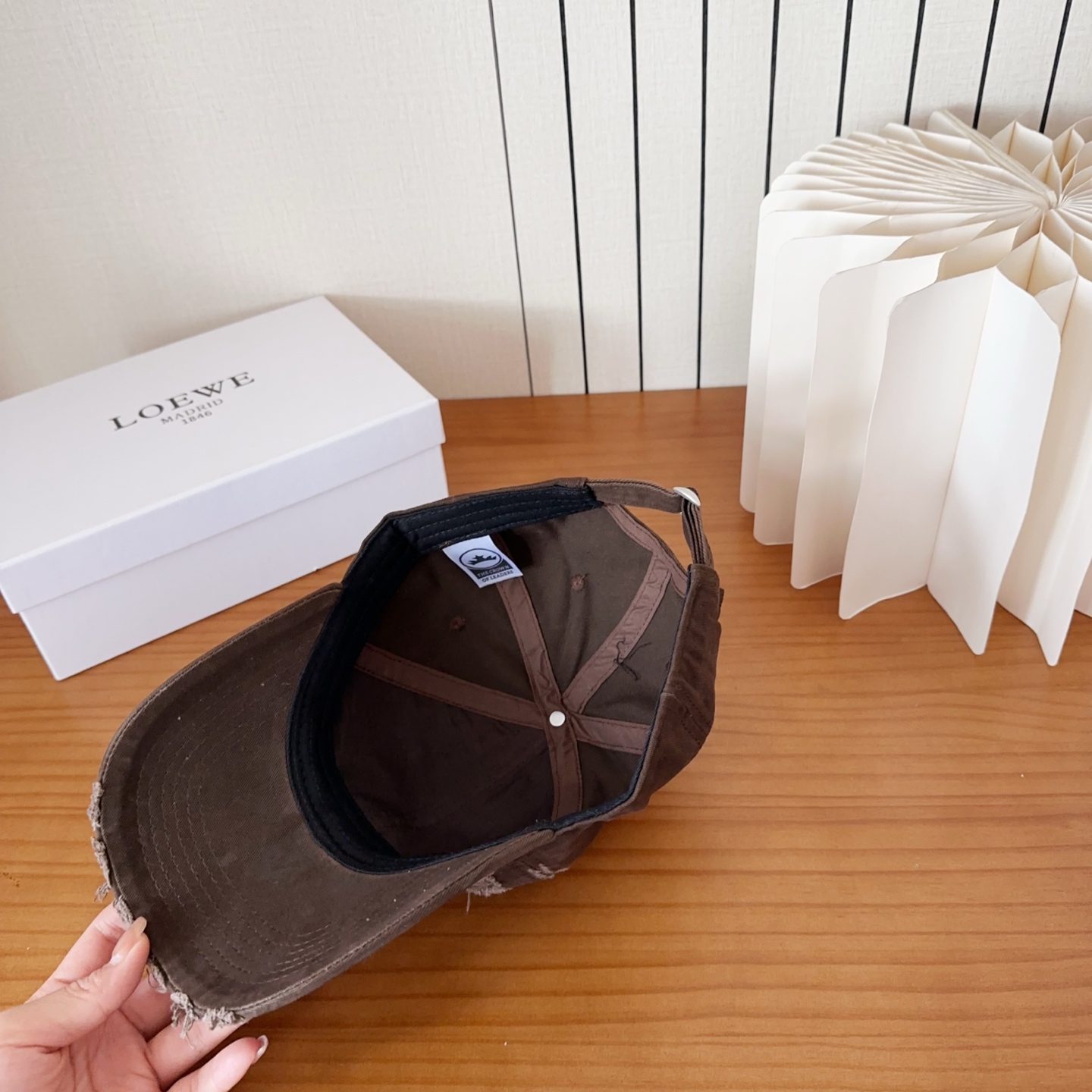 Loewe罗意威棒球帽颜值担当，遮阳挡风的四季款，闭眼入不会撞款喔！版型挺阔 面料很好喔