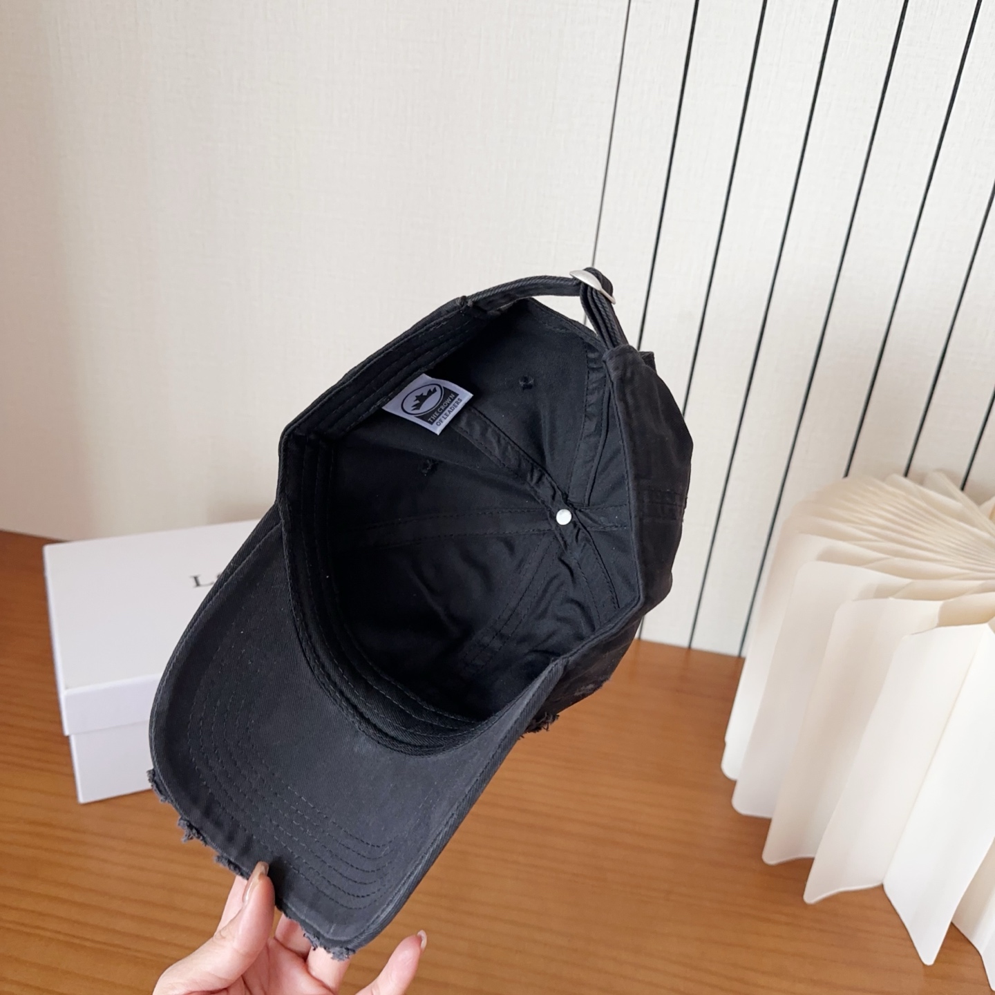 Loewe罗意威棒球帽颜值担当，遮阳挡风的四季款，闭眼入不会撞款喔！版型挺阔 面料很好喔