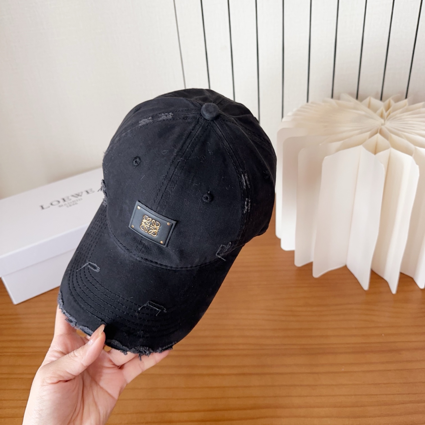 Loewe罗意威棒球帽颜值担当，遮阳挡风的四季款，闭眼入不会撞款喔！版型挺阔 面料很好喔