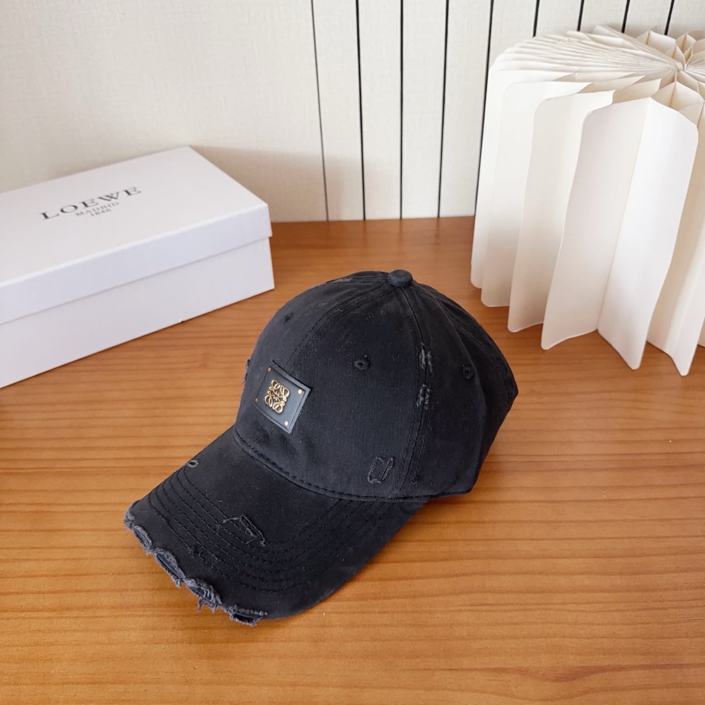 Loewe罗意威棒球帽颜值担当，遮阳挡风的四季款，闭眼入不会撞款喔！版型挺阔 面料很好喔