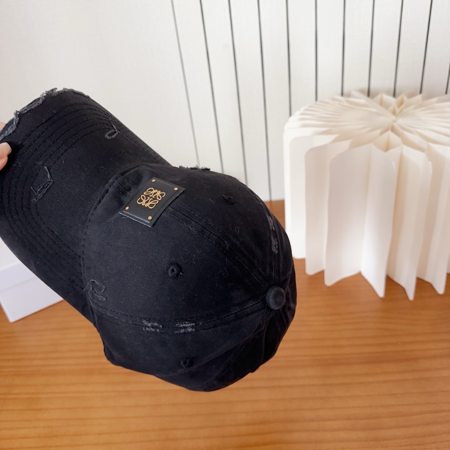 Loewe罗意威棒球帽颜值担当，遮阳挡风的四季款，闭眼入不会撞款喔！版型挺阔 面料很好喔