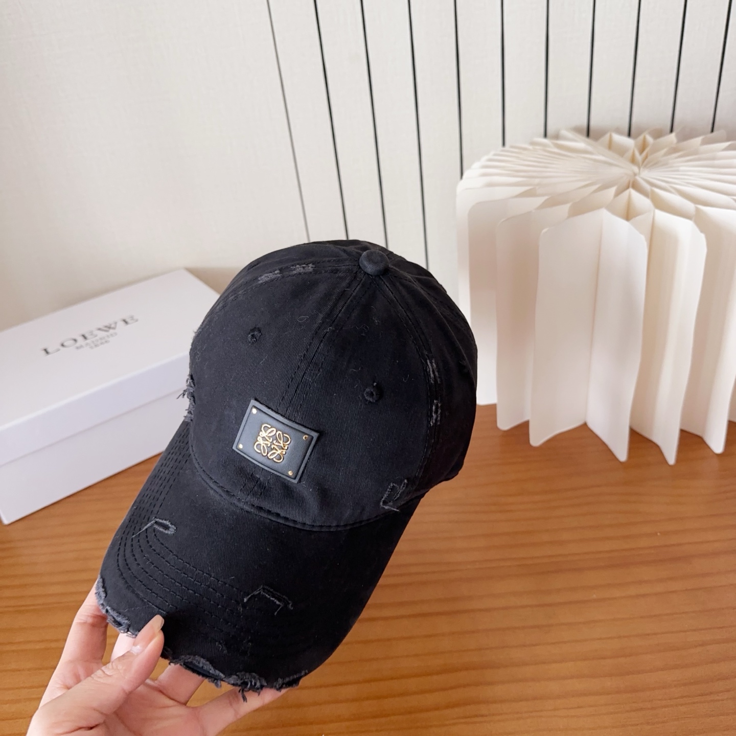 Loewe罗意威棒球帽颜值担当，遮阳挡风的四季款，闭眼入不会撞款喔！版型挺阔 面料很好喔