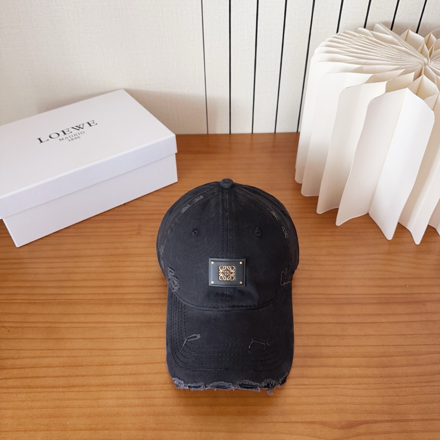 Loewe罗意威棒球帽颜值担当，遮阳挡风的四季款，闭眼入不会撞款喔！版型挺阔 面料很好喔