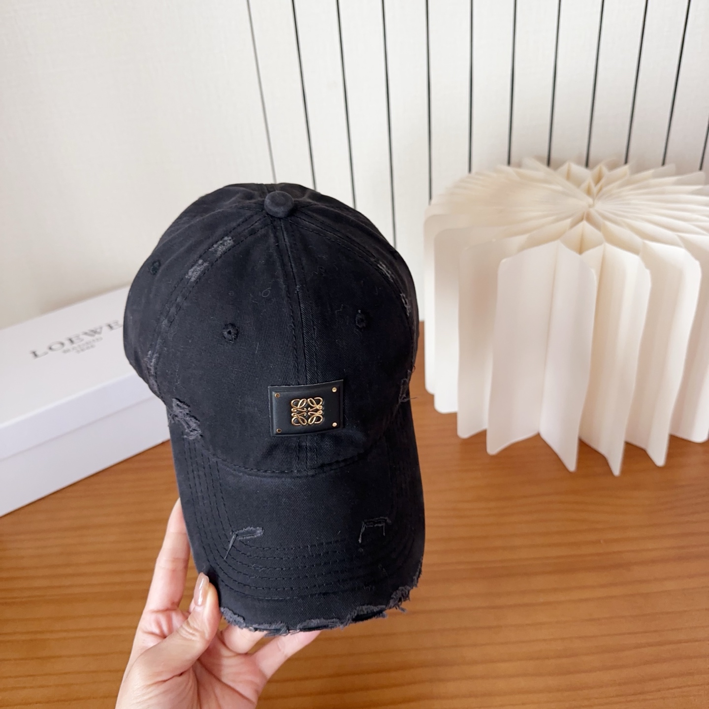 Loewe罗意威棒球帽颜值担当，遮阳挡风的四季款，闭眼入不会撞款喔！版型挺阔 面料很好喔