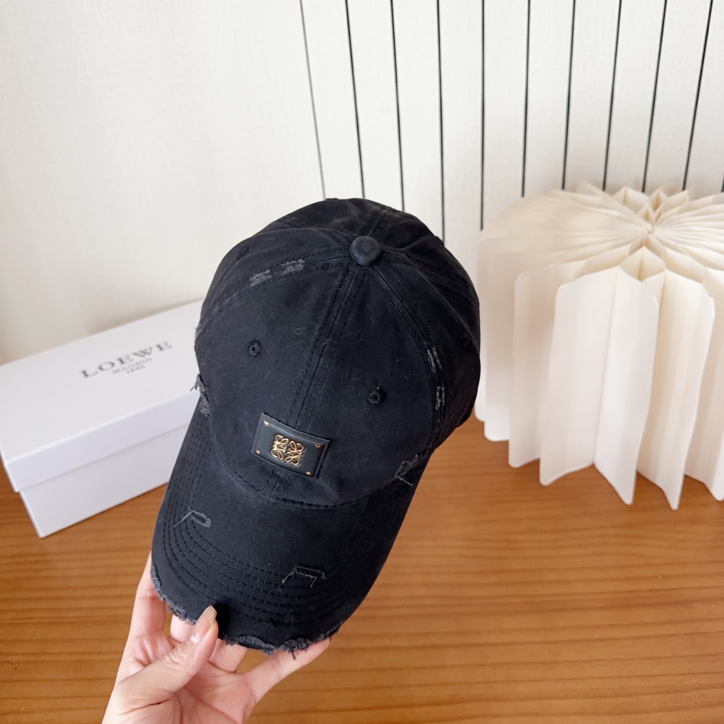 Loewe罗意威棒球帽颜值担当，遮阳挡风的四季款，闭眼入不会撞款喔！版型挺阔 面料很好喔