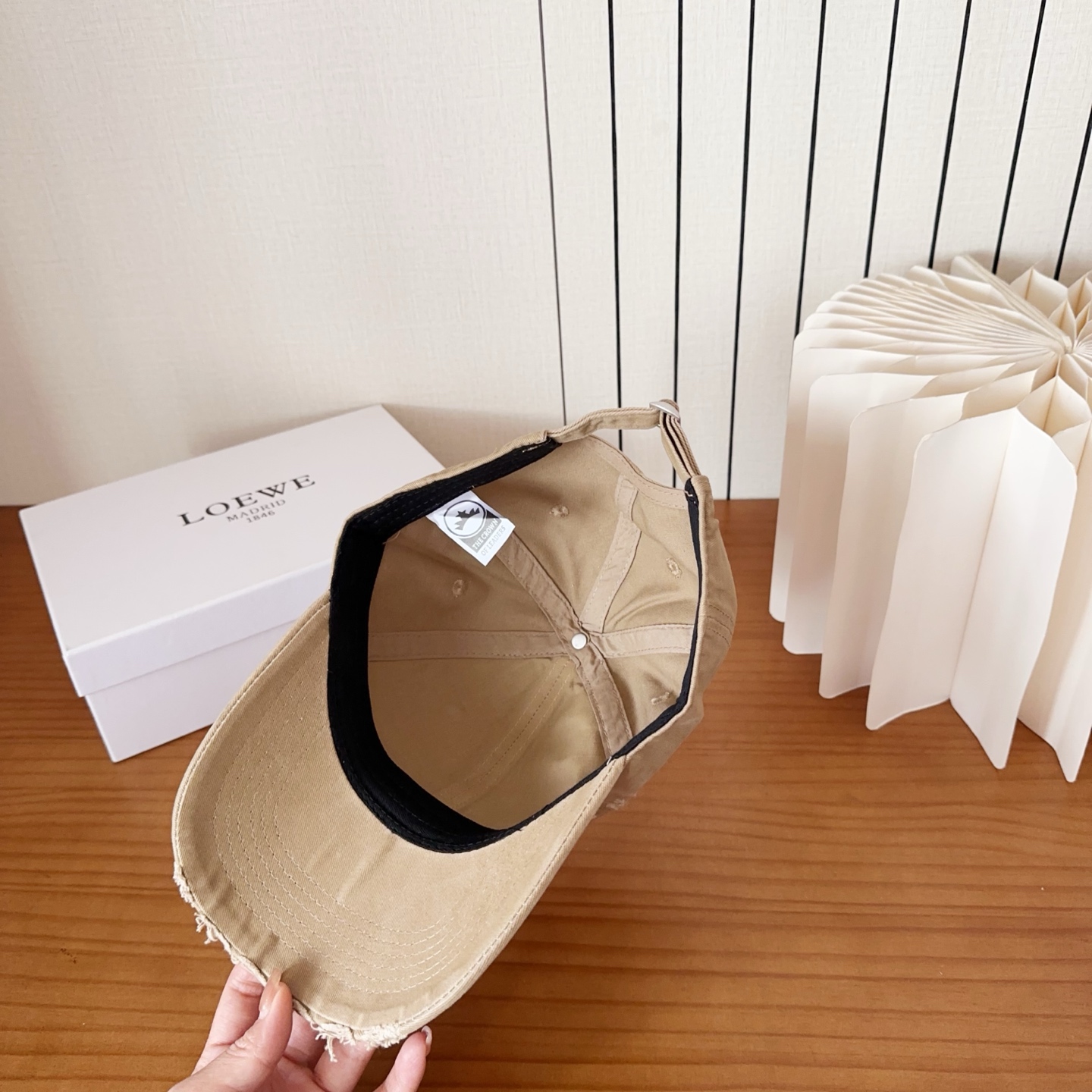 Loewe罗意威棒球帽颜值担当，遮阳挡风的四季款，闭眼入不会撞款喔！版型挺阔 面料很好喔
